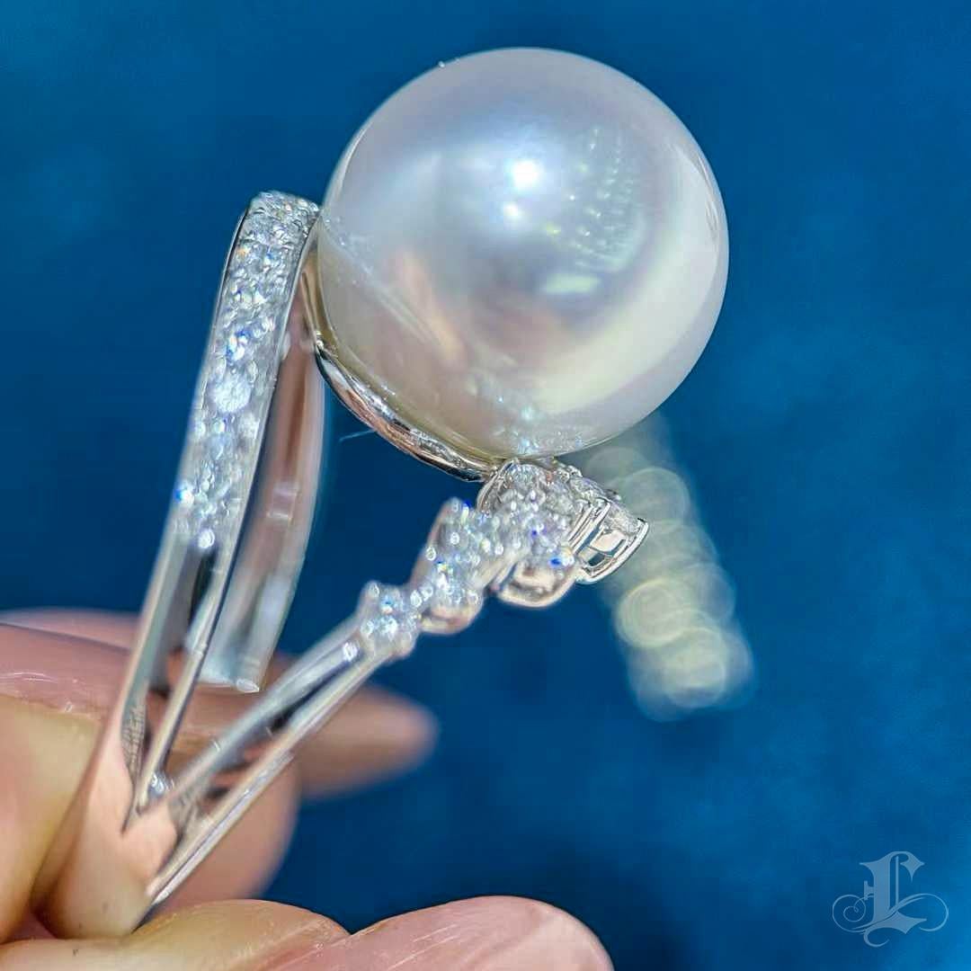 Women's 【Lustre Arc】Oyster’s Gift Diamond South Sea Pearl Ring For Sale