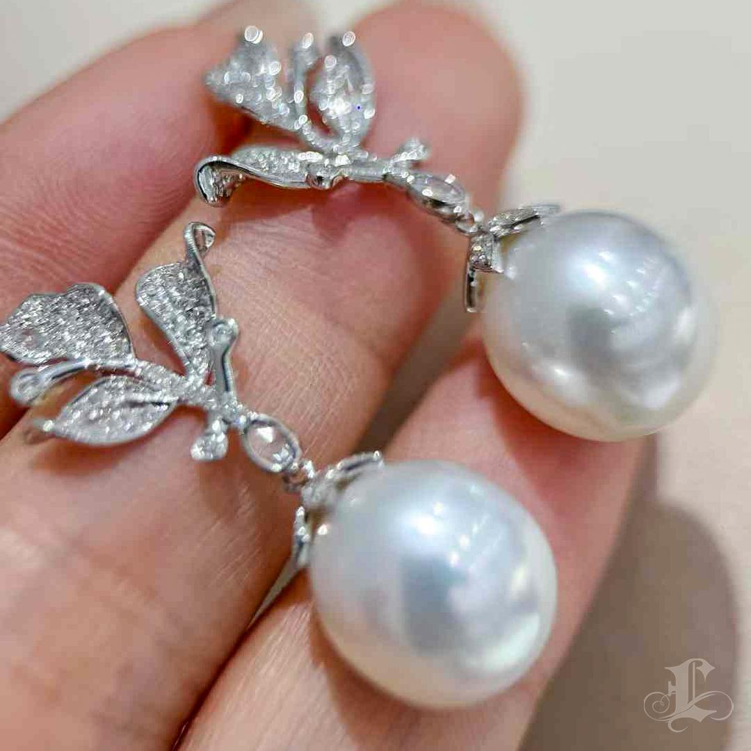 【Vine Symphony】Aurora Vineleaf Aurora 12–13mm South Sea Pearl Earrings In New Condition For Sale In New York, NY