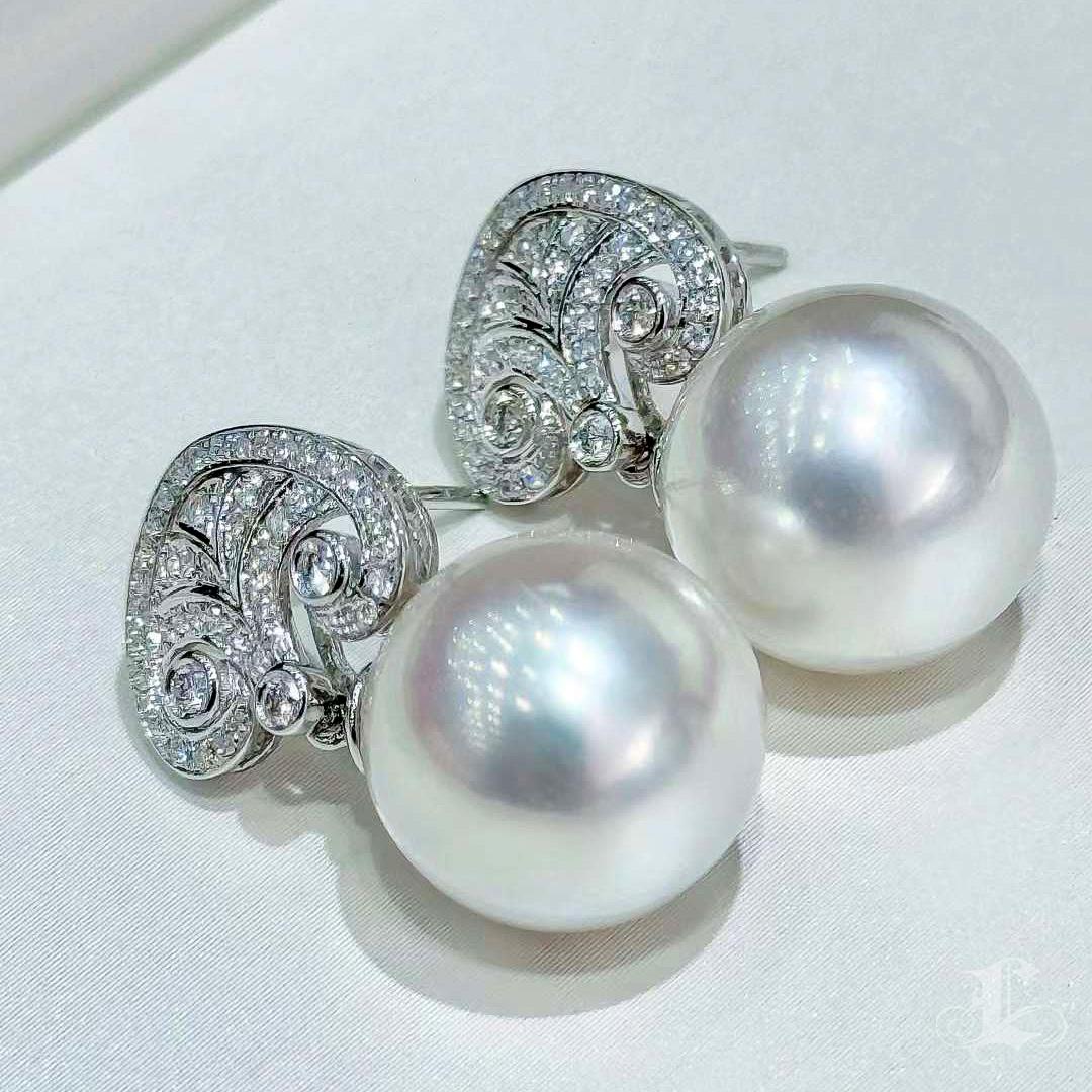 【Crown Radiance】Aurora Scroll Südsee Perlen & Diamant Ohrringe im Angebot 1
