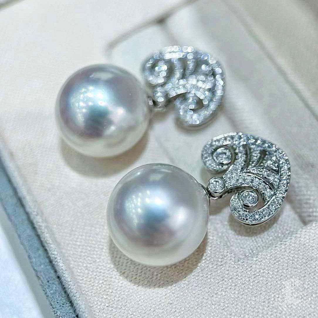 【Crown Radiance】Aurora Scroll Südsee Perlen & Diamant Ohrringe im Angebot 2