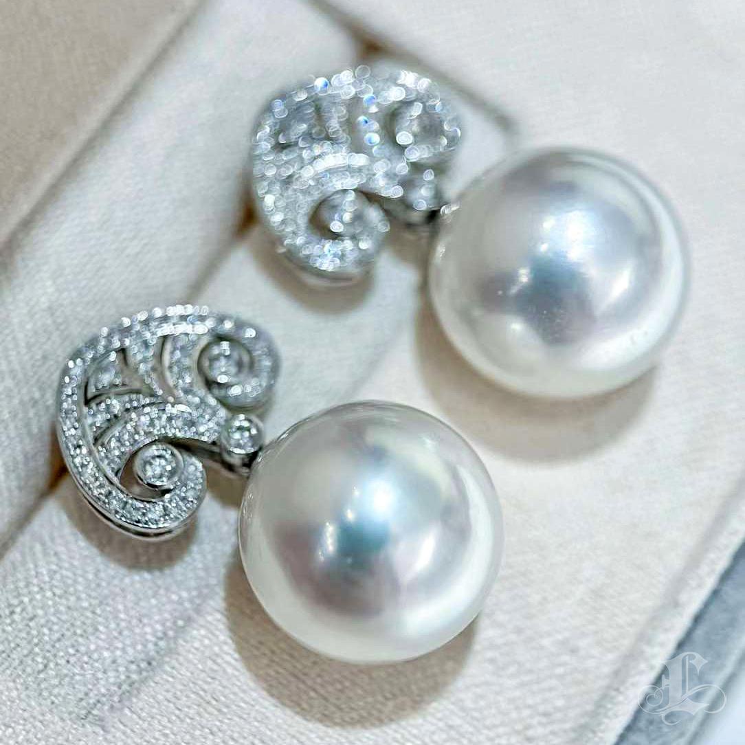 【Crown Radiance】Aurora Scroll Südsee Perlen & Diamant Ohrringe im Zustand „Neu“ im Angebot in New York, NY