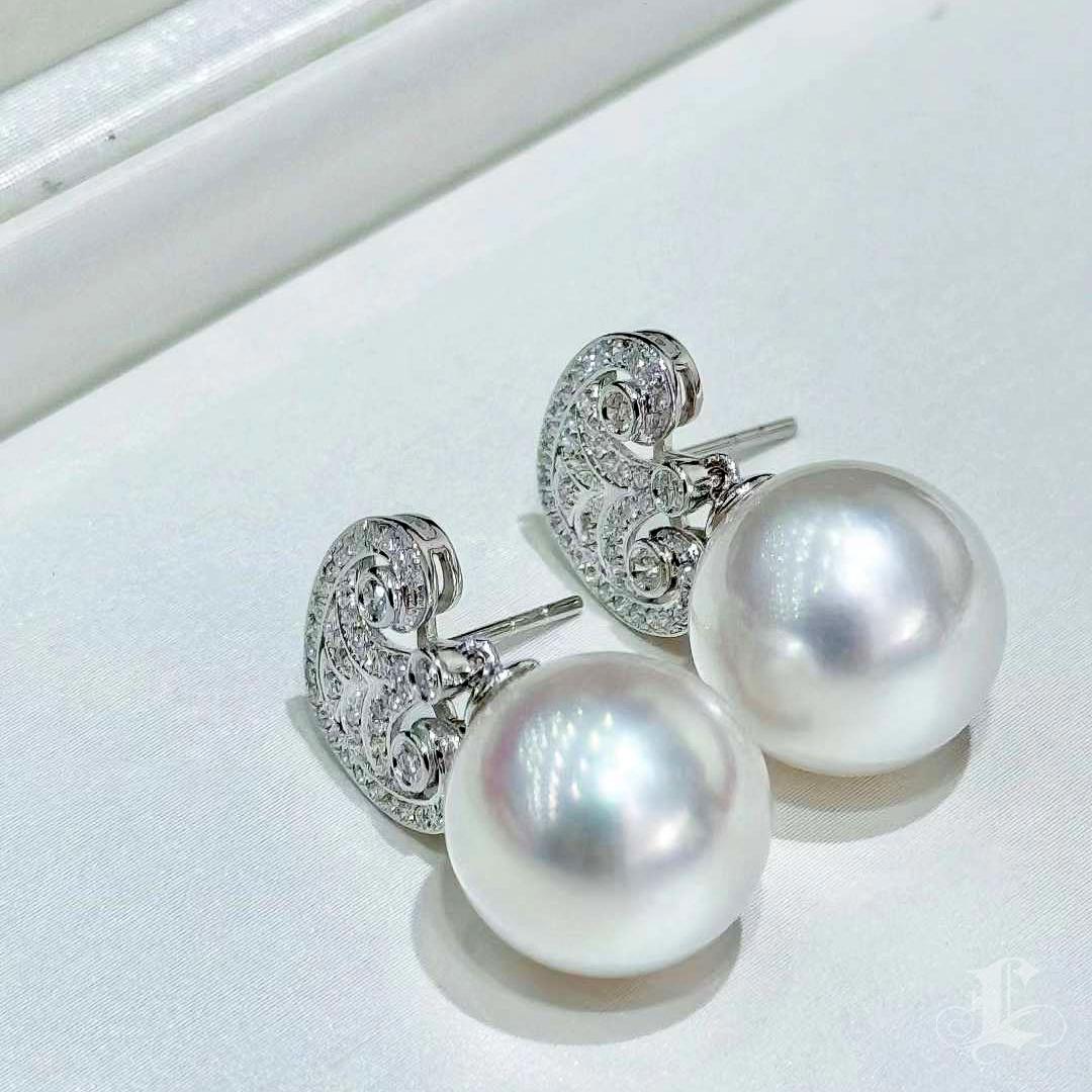 【Crown Radiance】Aurora Scroll Südsee Perlen & Diamant Ohrringe im Angebot 5