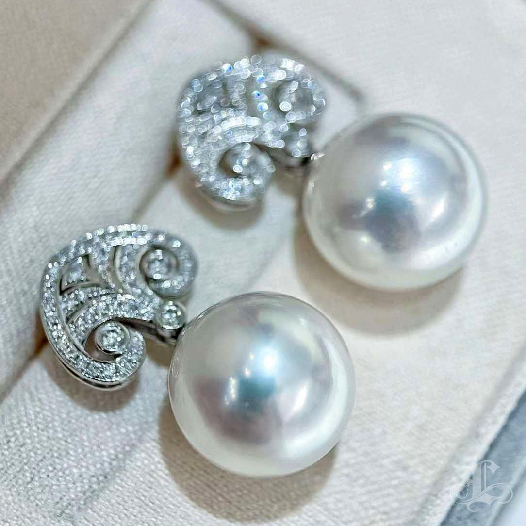 【Crown Radiance】Aurora Scroll Südsee Perlen & Diamant Ohrringe Damen im Angebot