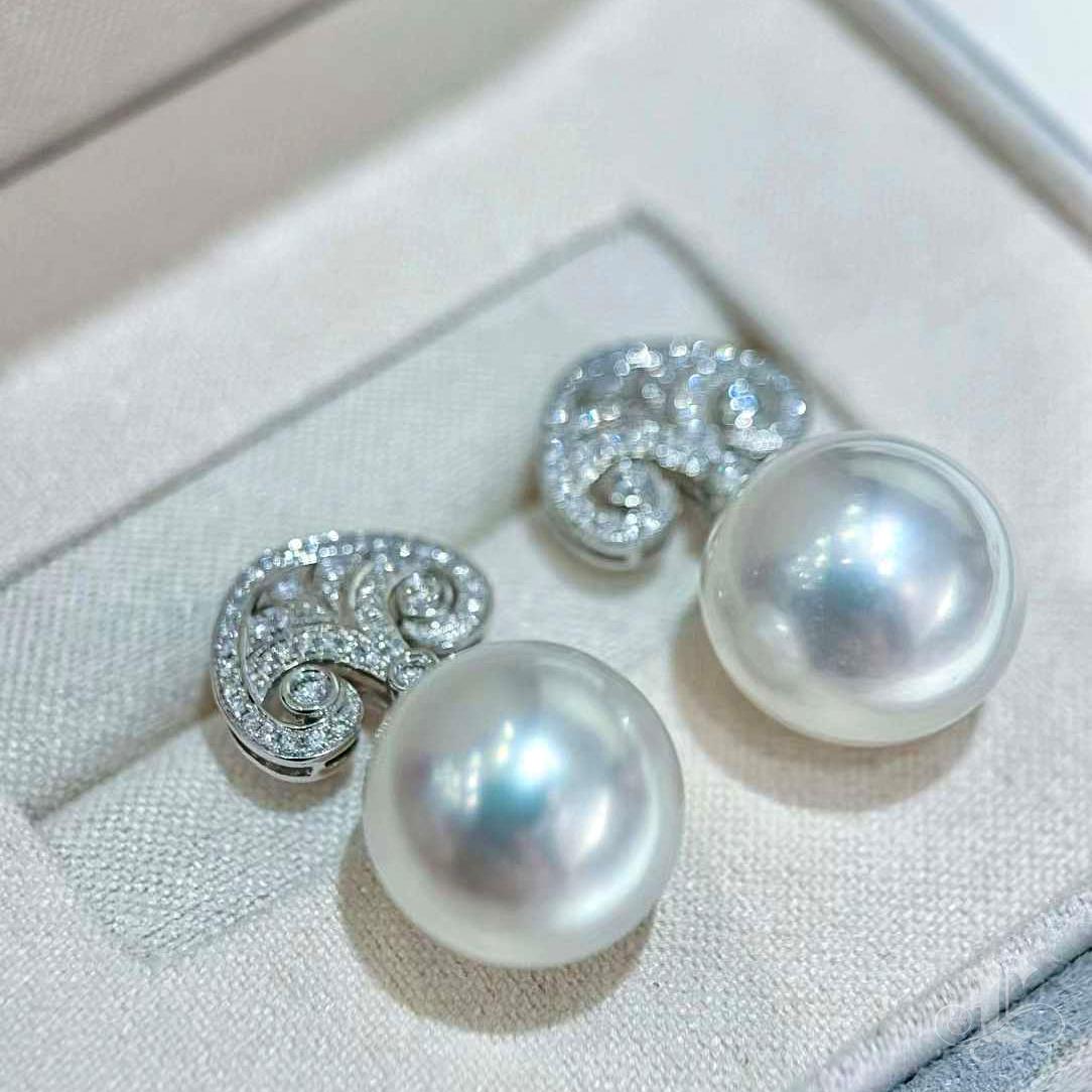 【Crown Radiance】Aurora Scroll Südsee Perlen & Diamant Ohrringe im Angebot 3
