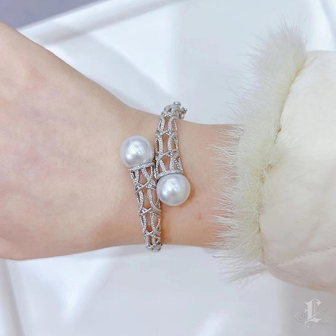 Grezzo Arco di lucentezza】 Bangle con perle e diamanti dei mari del sud gemelli dell'aurora in vendita