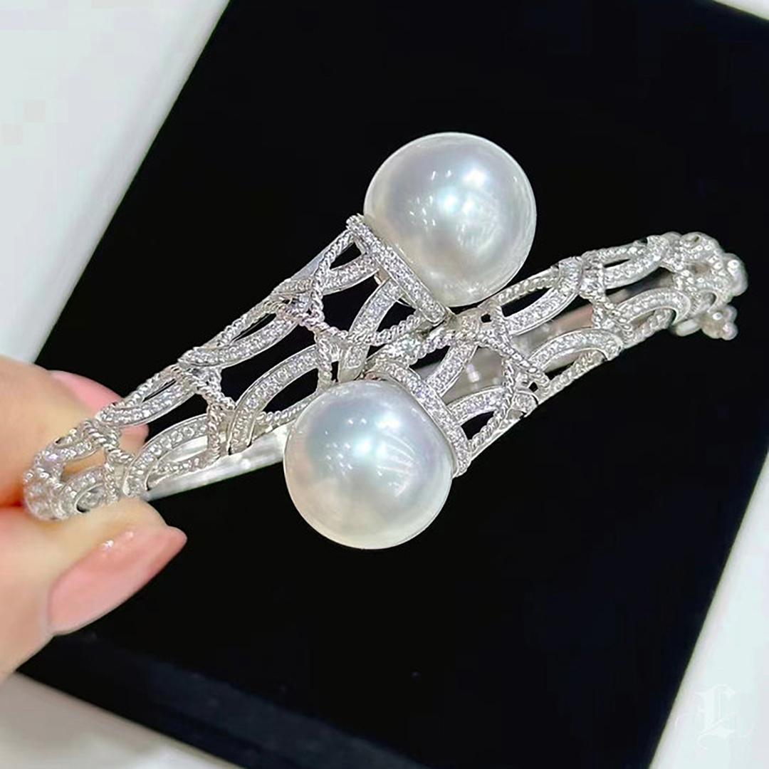 Arco di lucentezza】 Bangle con perle e diamanti dei mari del sud gemelli dell'aurora In condizioni Nuovo in vendita a New York, NY