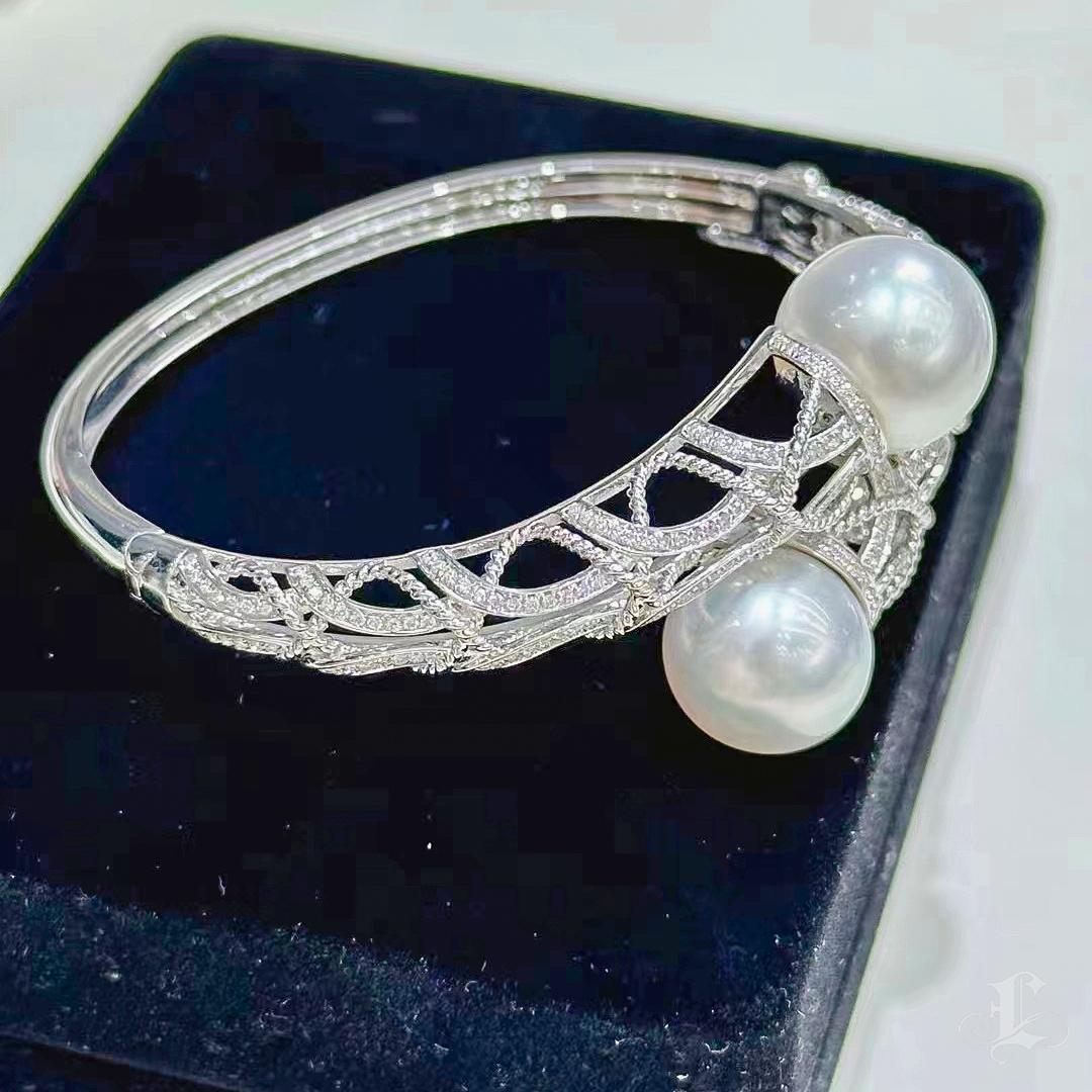 Donna Arco di lucentezza】 Bangle con perle e diamanti dei mari del sud gemelli dell'aurora in vendita