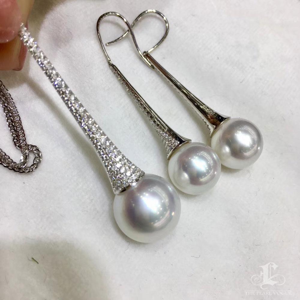 Grezzo Collana con ciondolo Celestial Drop Aurora South Sea Pearl Diamond Y in vendita