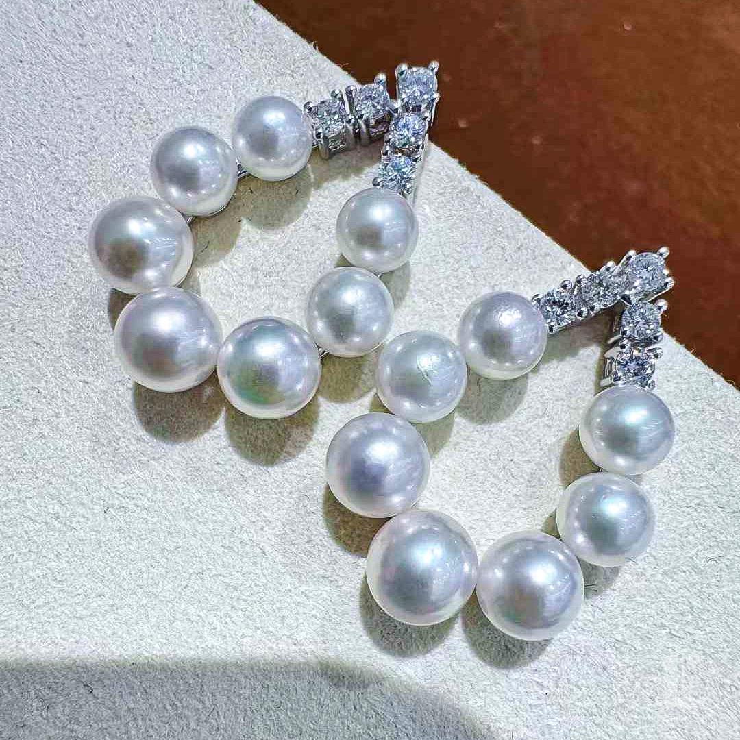 【Sculpted Geometry】V-Loop Aurora Baby Akoya Pearl & Diamond Earrings In New Condition For Sale In New York, NY