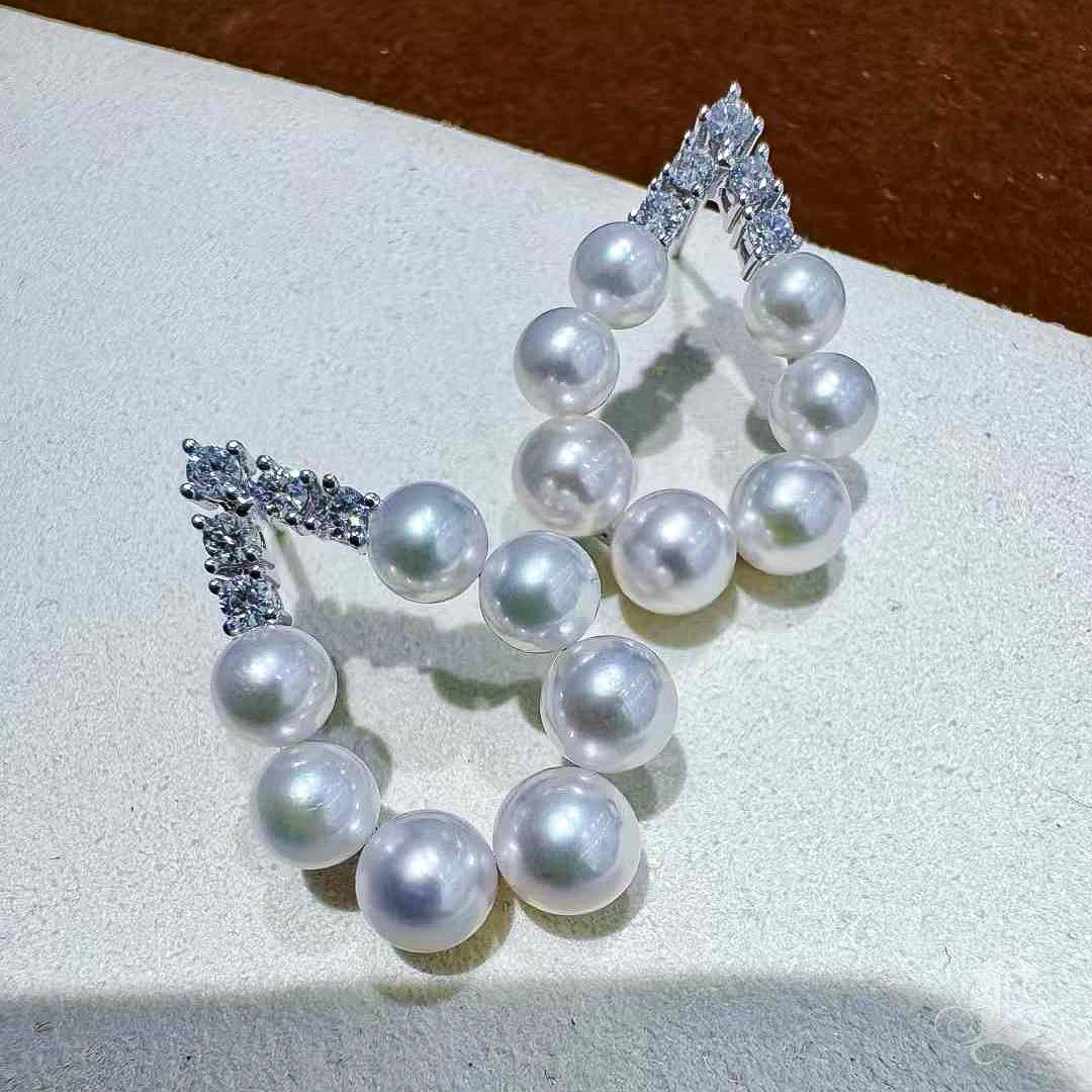 【Sculpted Geometry】V-Loop Aurora Baby Akoya Pearl & Diamond Earrings For Sale 1