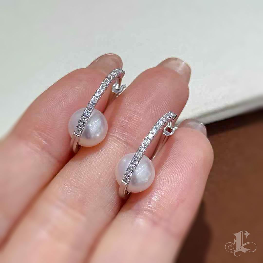 【Sculpted Geometry】Diamond Arc Aurora Akoya Pearl Everyday Hoop Earrings In New Condition For Sale In New York, NY