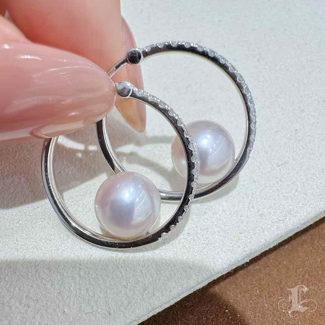 【Sculpted Geometry】Diamond Arc Aurora Akoya Pearl Everyday Hoop Earrings For Sale 1