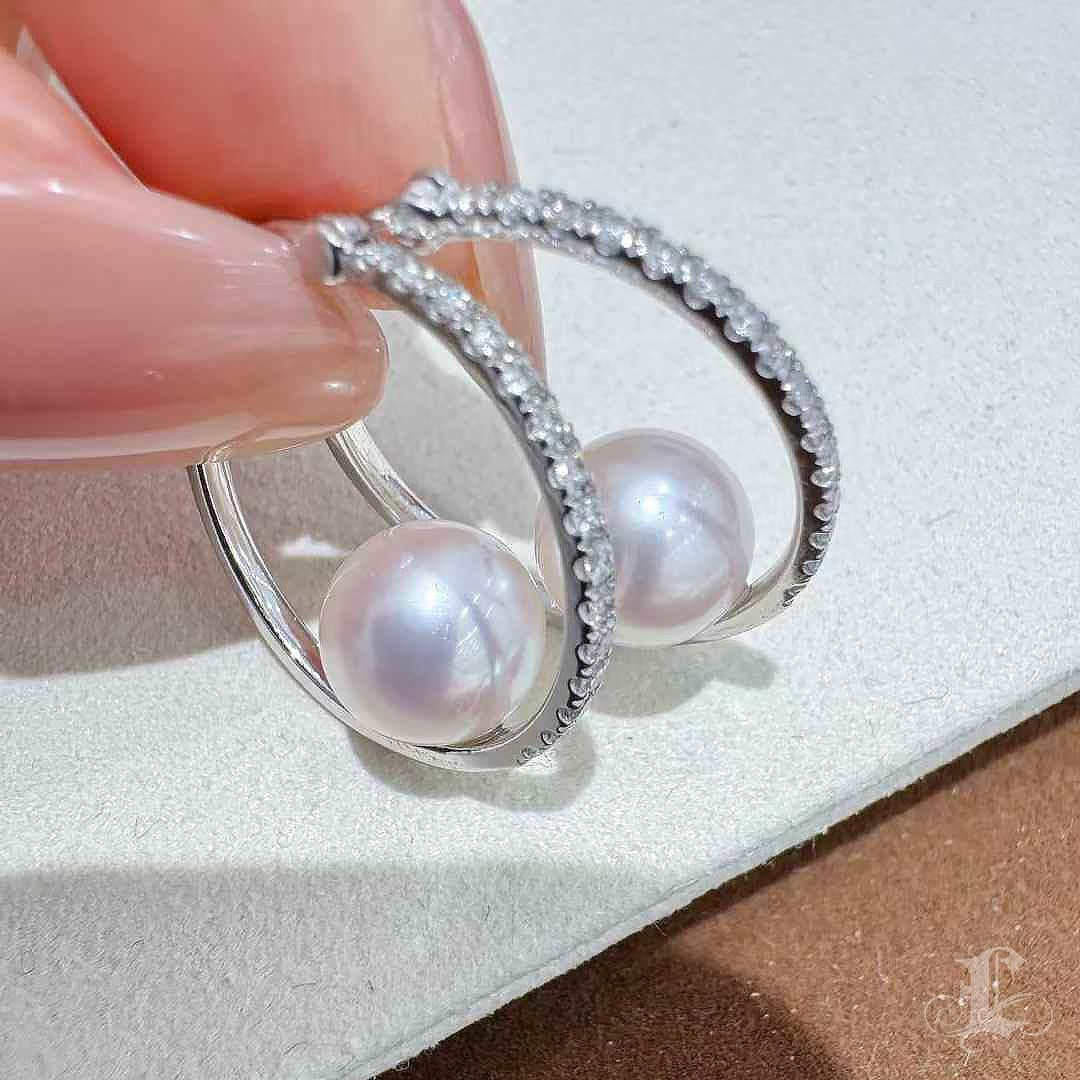 【Sculpted Geometry】Diamond Arc Aurora Akoya Pearl Everyday Hoop Earrings For Sale 3