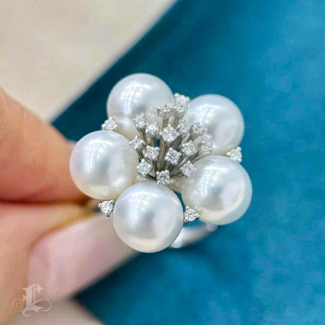 Vine Symphony】Bloom Cluster Aurora Akoya Perle & Diamant Cocktail Ring im Angebot 1