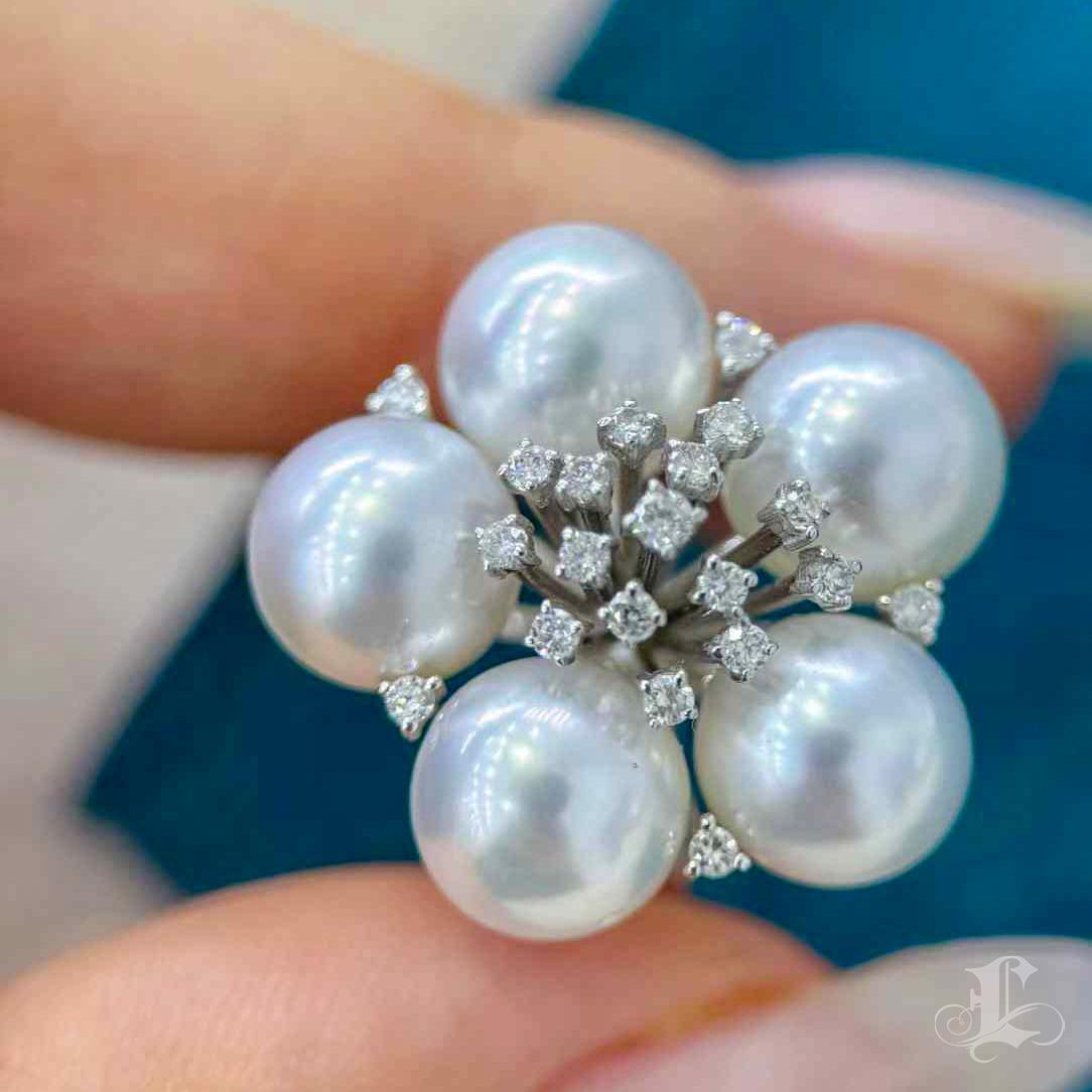 Vine Symphony】Bloom Cluster Aurora Akoya Perle & Diamant Cocktail Ring im Zustand „Neu“ im Angebot in New York, NY