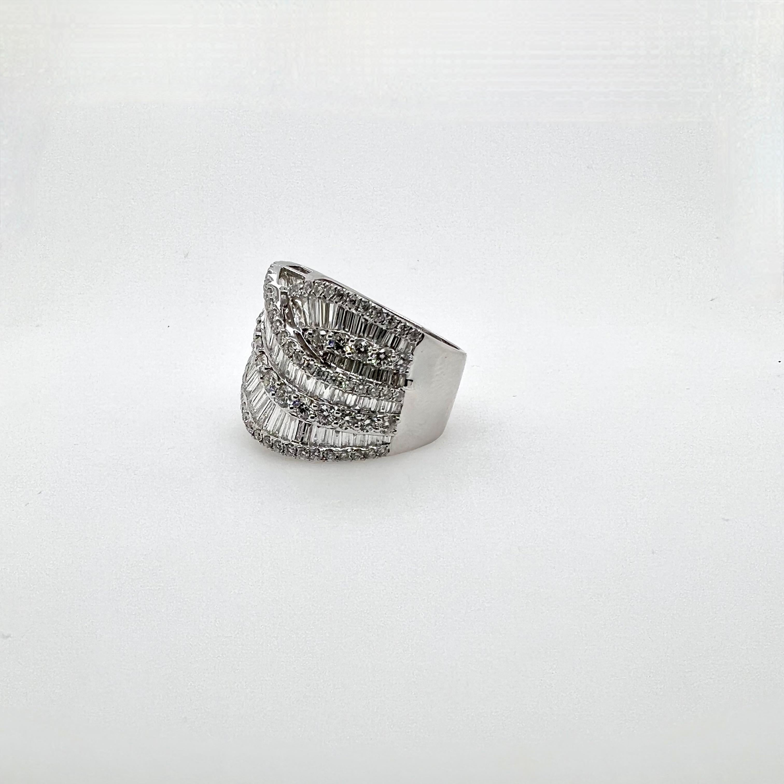 Dieser Diamant aus 18 Karat Weißgold ist elegant mit einem schönen Crossover-Muster versehen.  Die Baguettes und runden Brillanten sind sorgfältig gefasst, und das Muster macht den Ring vielseitig tragbar für legere oder geschäftliche Anlässe.  Dies