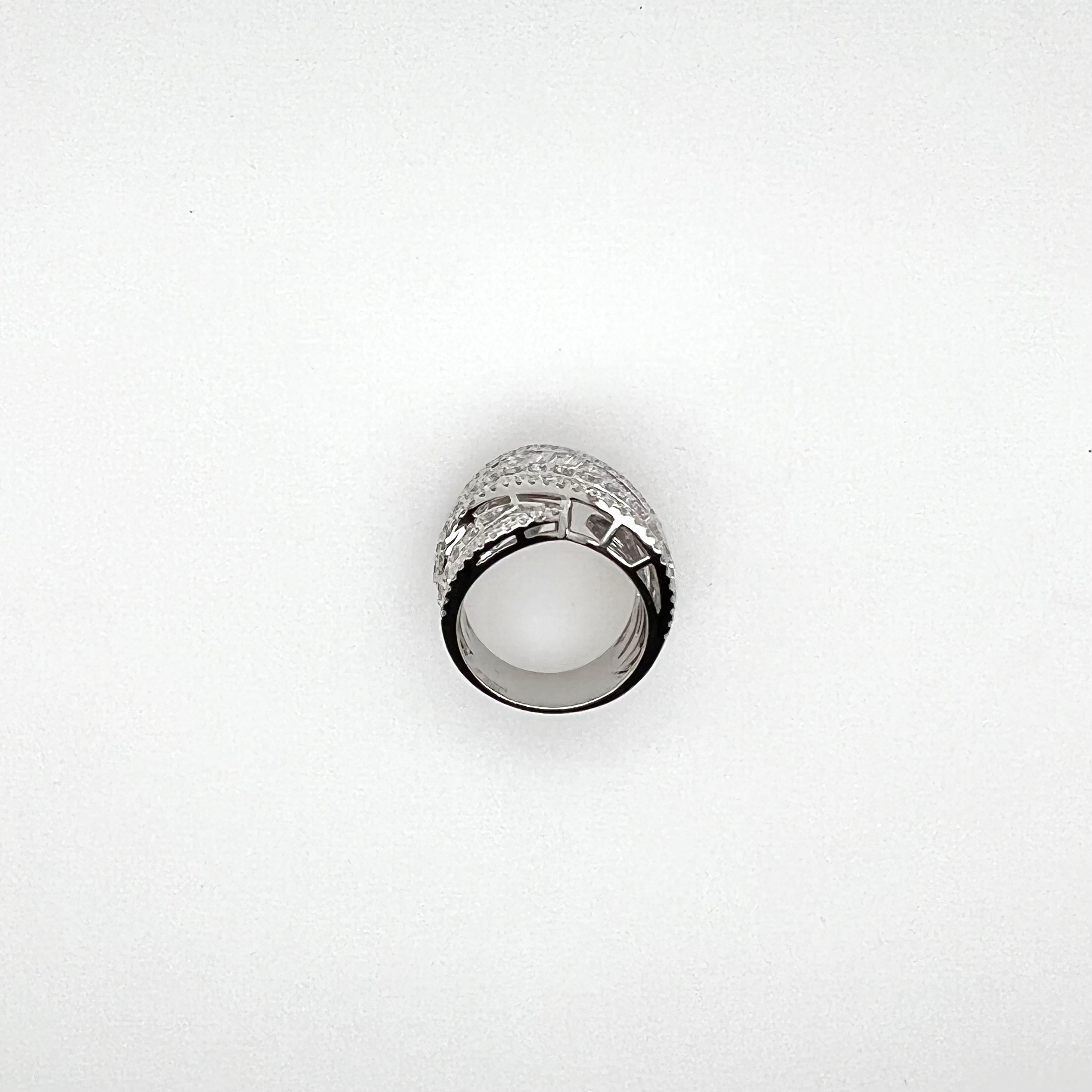18 Karat Weißgold Diamant Baguette-Ring Crossover mit runden Diamanten im Zustand „Neu“ im Angebot in Carrollton, TX