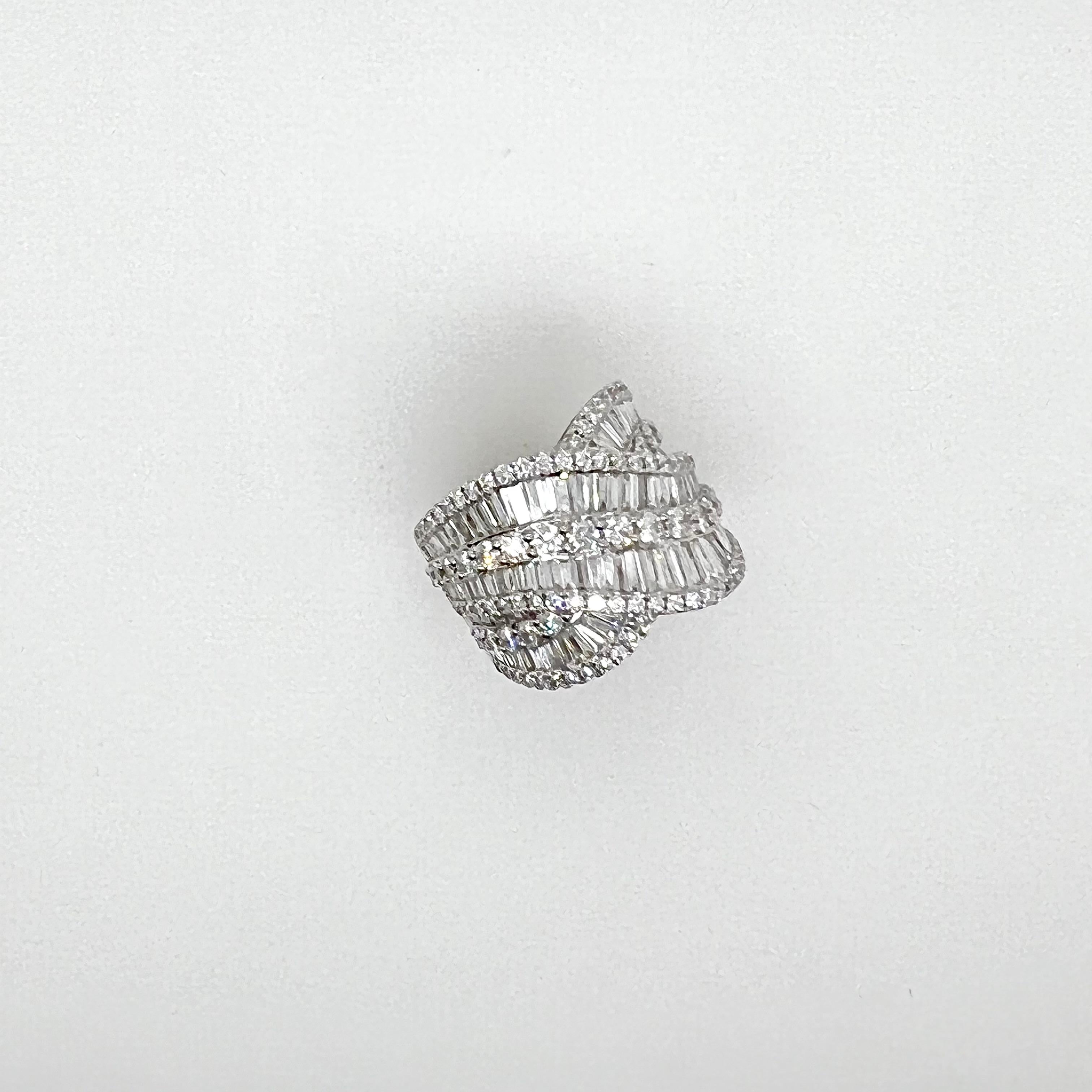 18 Karat Weißgold Diamant Baguette-Ring Crossover mit runden Diamanten für Damen oder Herren im Angebot