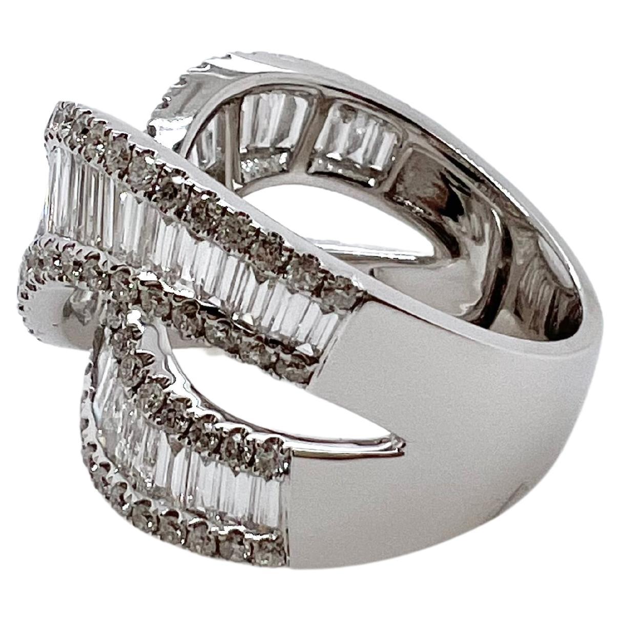 Dieser schöne Crossover-Diamant-Baguette-Ring wird Ihr Lieblingsring sein.  Die wunderschönen langen Diamantbaguettes sind
in der Fassung aus 18 Karat Weißgold mit einem kunstvollen Muster versehen.  Die Struktur des Rings macht ihn sehr bequem
zu