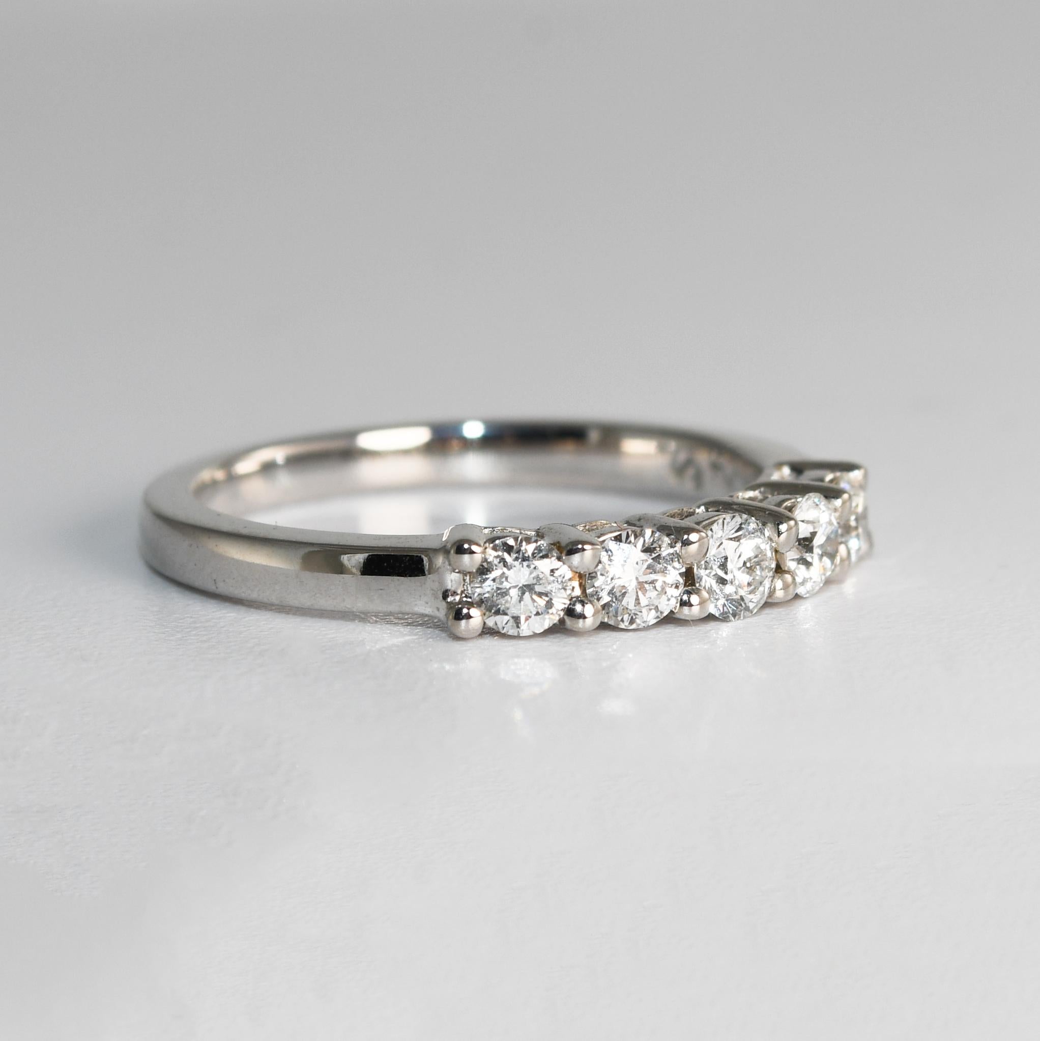 Anello da donna in oro bianco 18 carati con diamante.
Timbrato 18k, 1/2 TW e pesa 3,1 grammi.
Ci sono cinque diamanti rotondi taglio brillante, 0,50 carati totali, colore da G a H, purezza Vs, taglio molto buono.
La parte superiore dell'anello