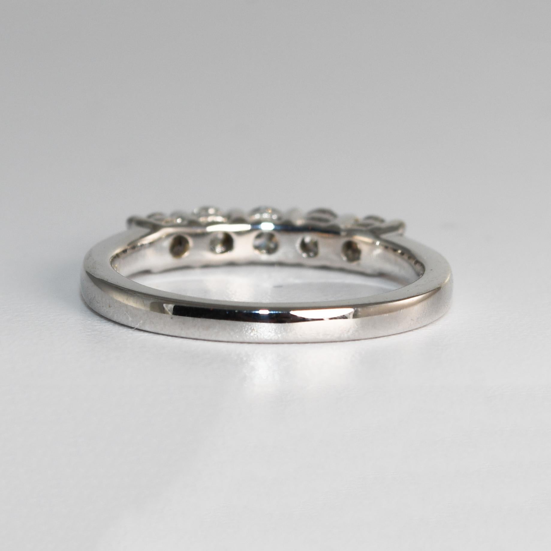 Anello a fascia con diamanti in oro bianco 18 carati da 0,50 carati In condizioni ottime in vendita a Laguna Beach, CA