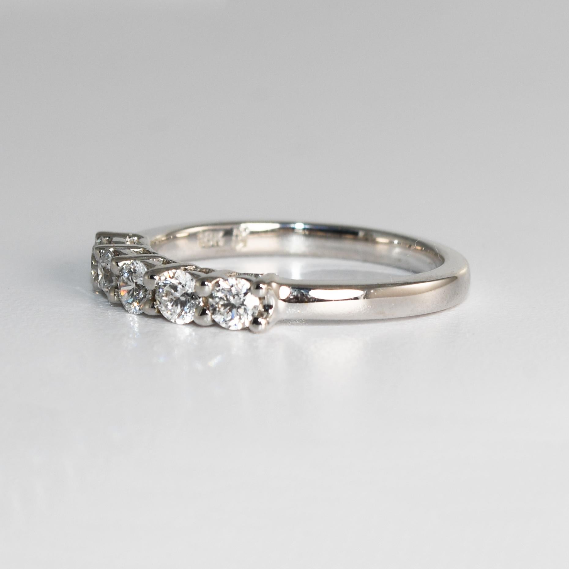 Anello a fascia con diamanti in oro bianco 18 carati da 0,50 carati in vendita 1