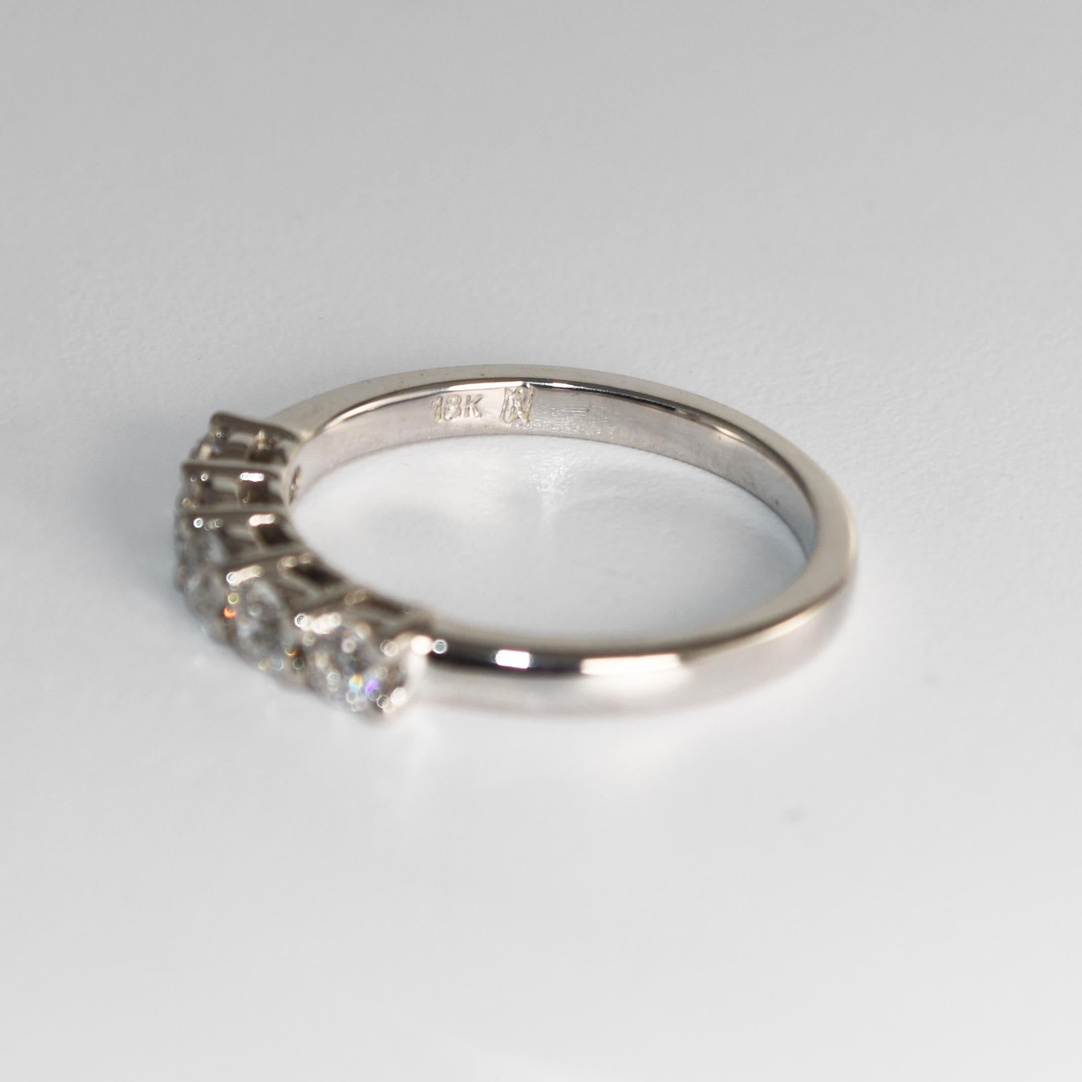 Anello a fascia con diamanti in oro bianco 18 carati da 0,50 carati in vendita 2