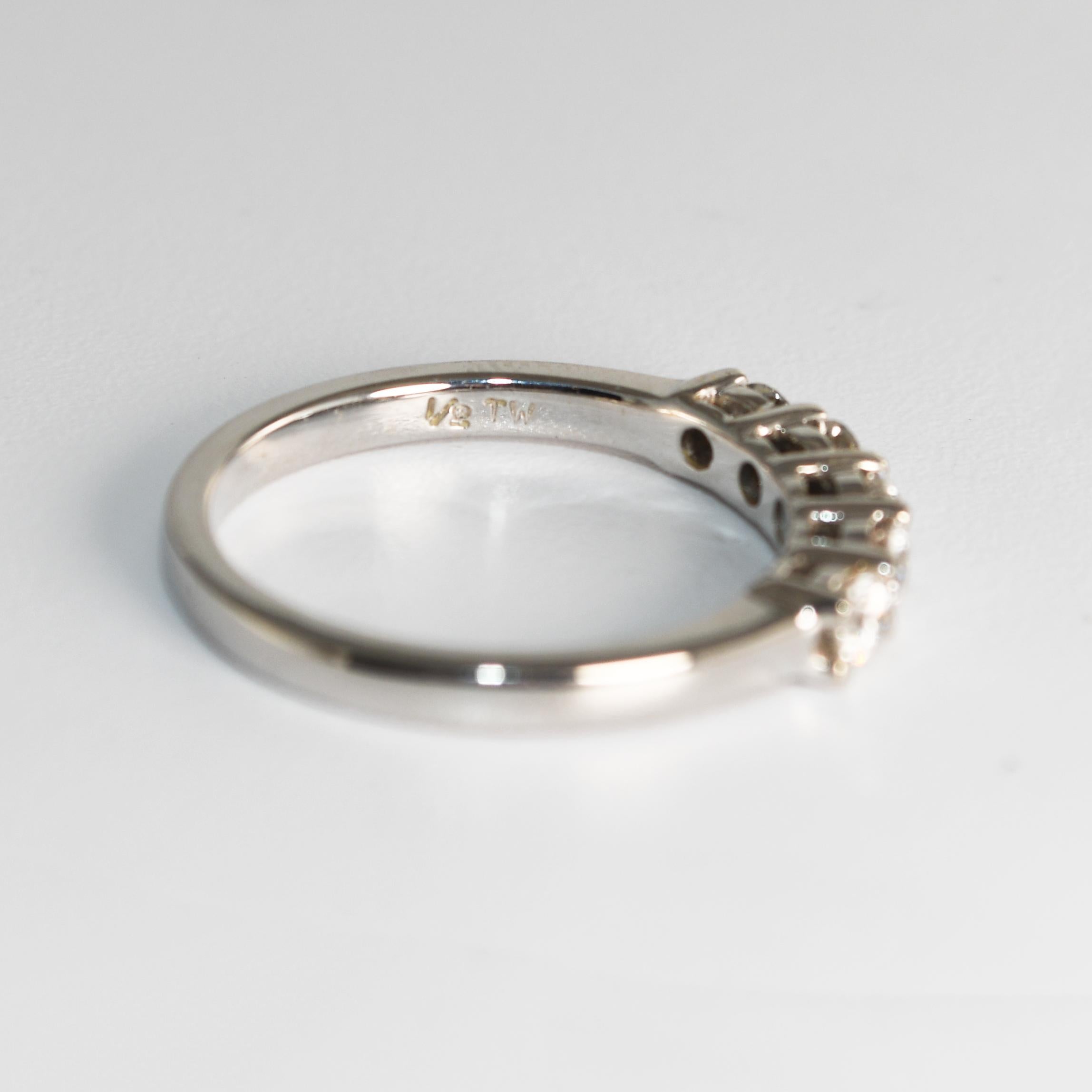 Anello a fascia con diamanti in oro bianco 18 carati da 0,50 carati in vendita 3