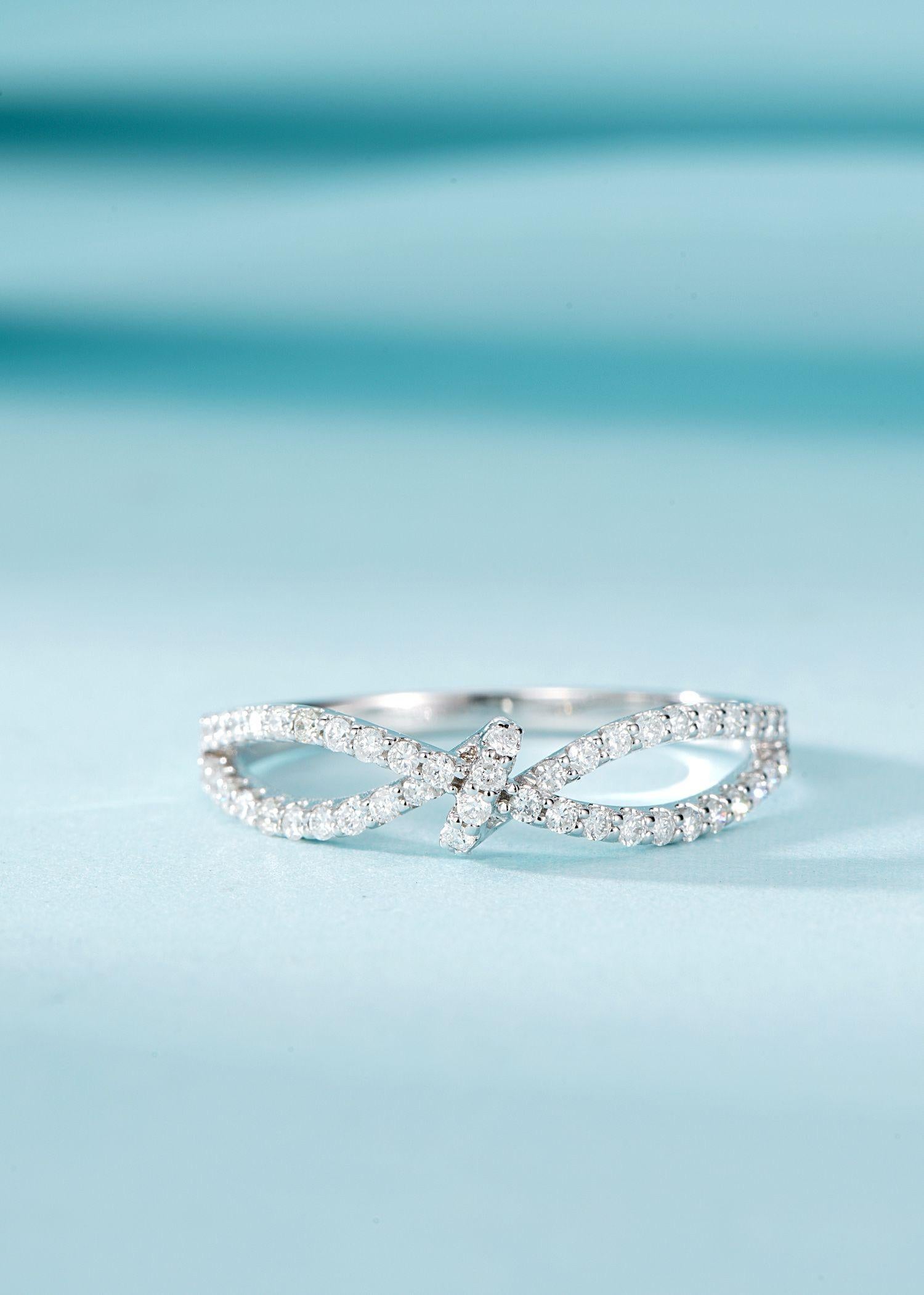 Modern 18K White Gold Diamond Band Ring For Sale