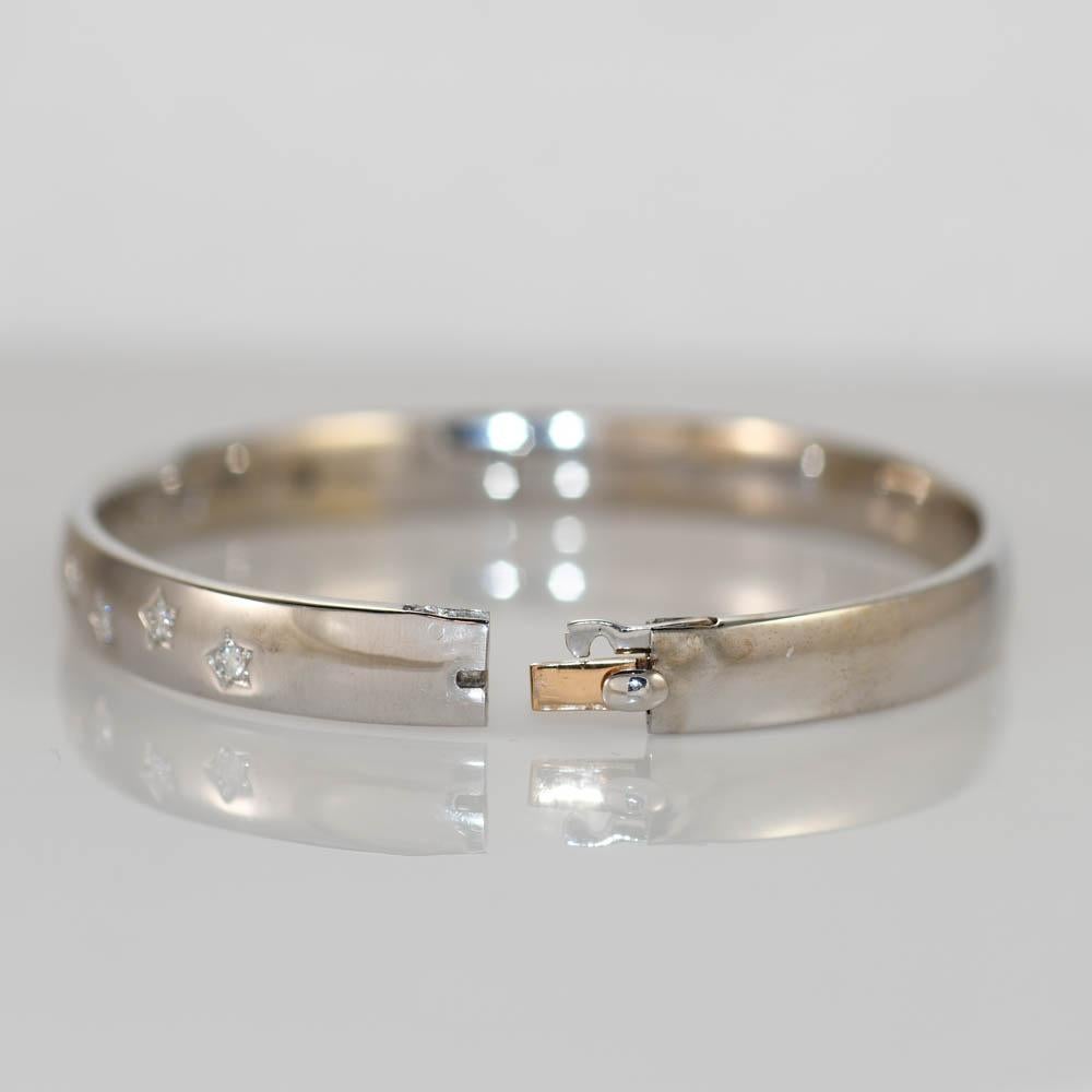 18K White Gold Diamond Bangle Bracelet 0.30ct In Excellent Condition For Sale In Laguna Beach, CA