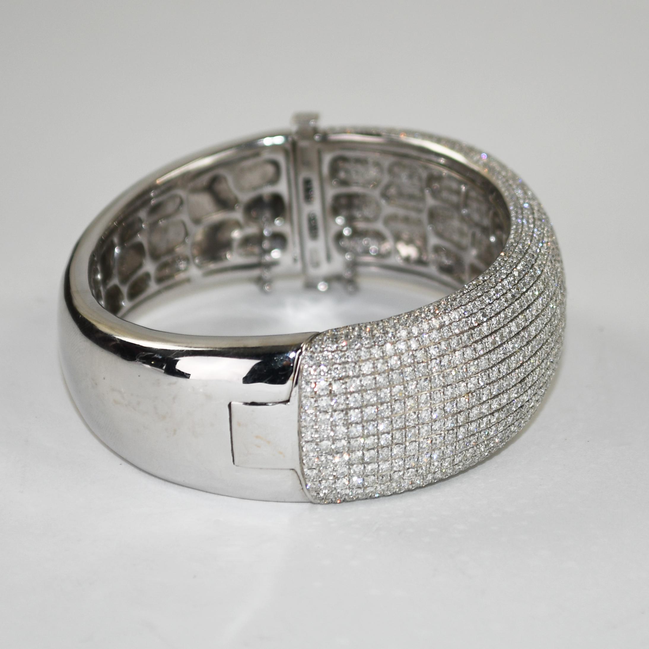 Bracciale da donna personalizzato in oro bianco 18 carati e diamanti.
All'interno della chiusura c'è la dicitura 18k 750 D11.20; il peso lordo è di 66 grammi.
I diamanti tondi brillanti hanno una gamma di colori da F a G, per lo più di purezza Vs,