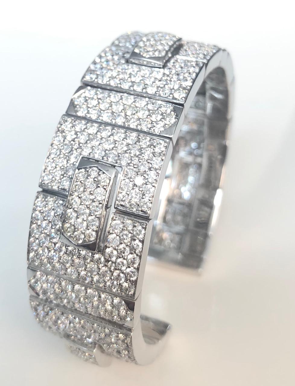18 Karat White Gold Diamond Bangle Bracelet, 16.75 Carat In New Condition For Sale In New York, NY