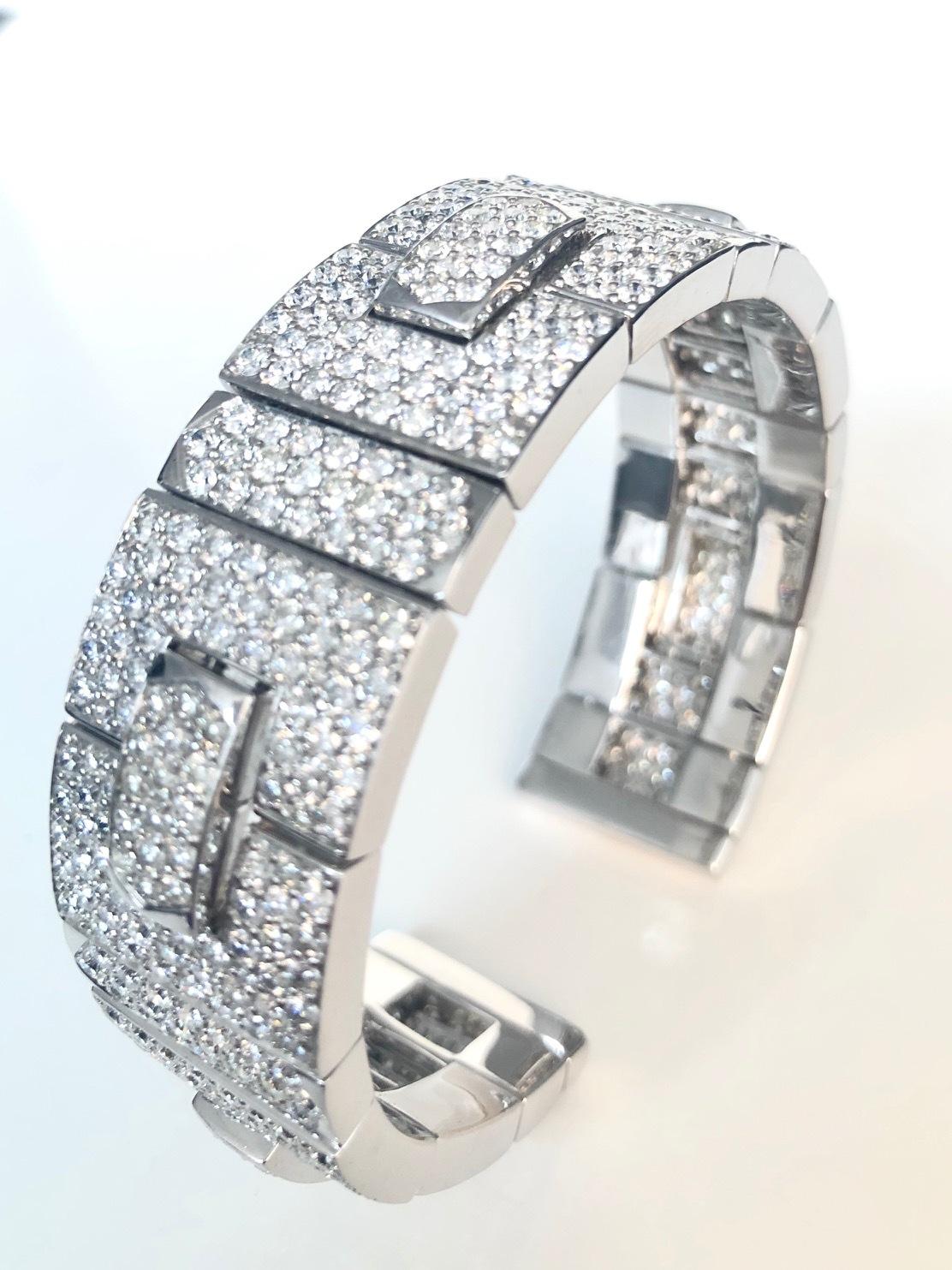18 Karat White Gold Diamond Bangle Bracelet, 16.75 Carat For Sale 1