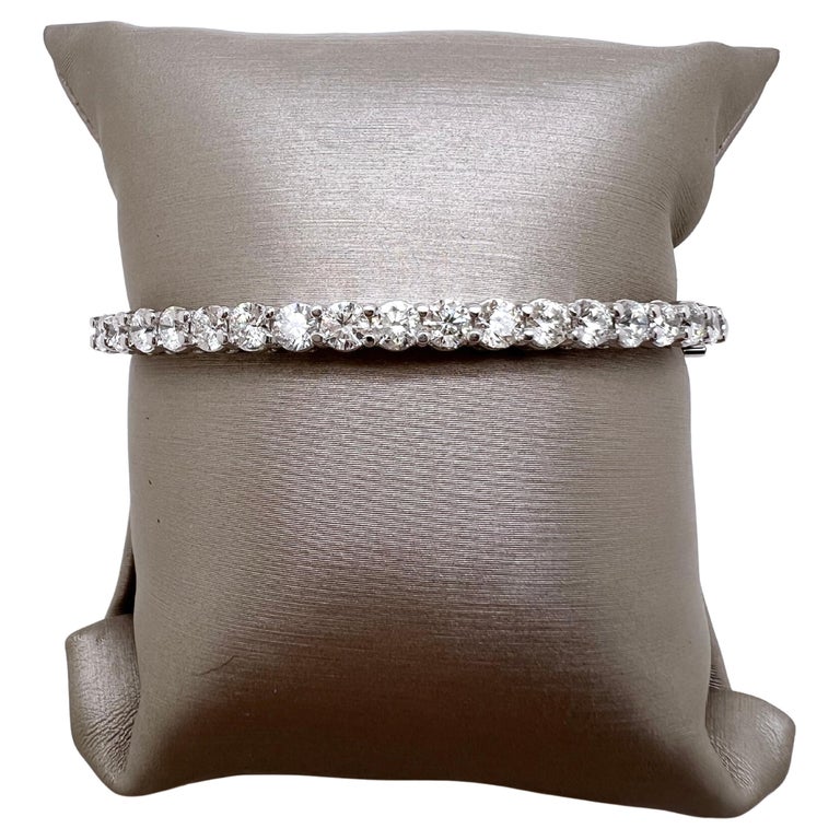 18k White Gold Diamond Bangle with Round Diamonds For Sale at 1stDibs