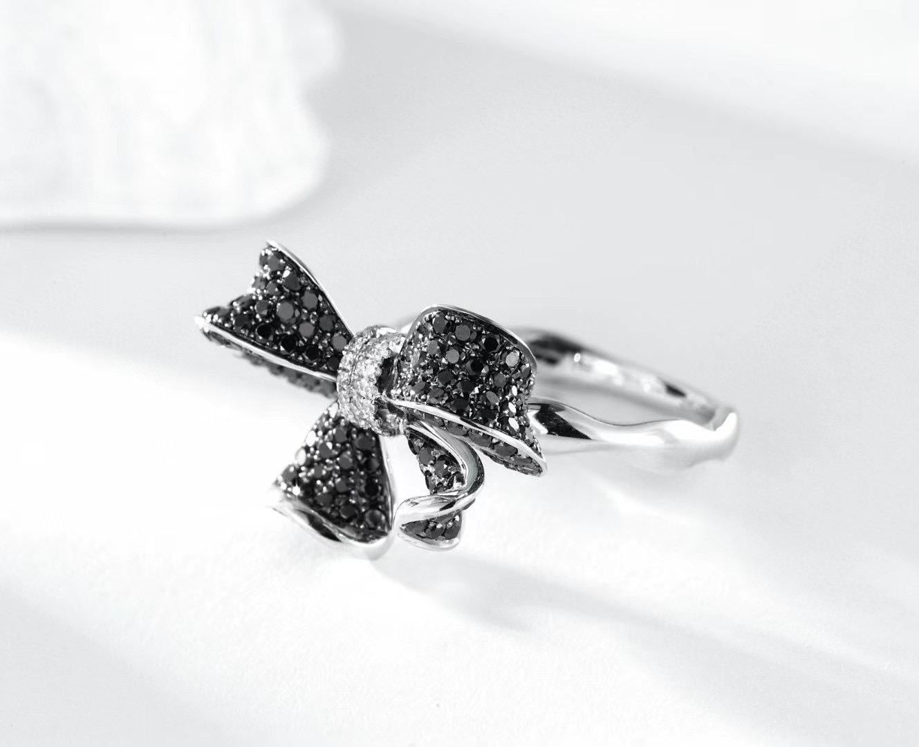 Round Cut 18K White Gold Diamond & Black Diamond Bow-Shaped Ring For Sale