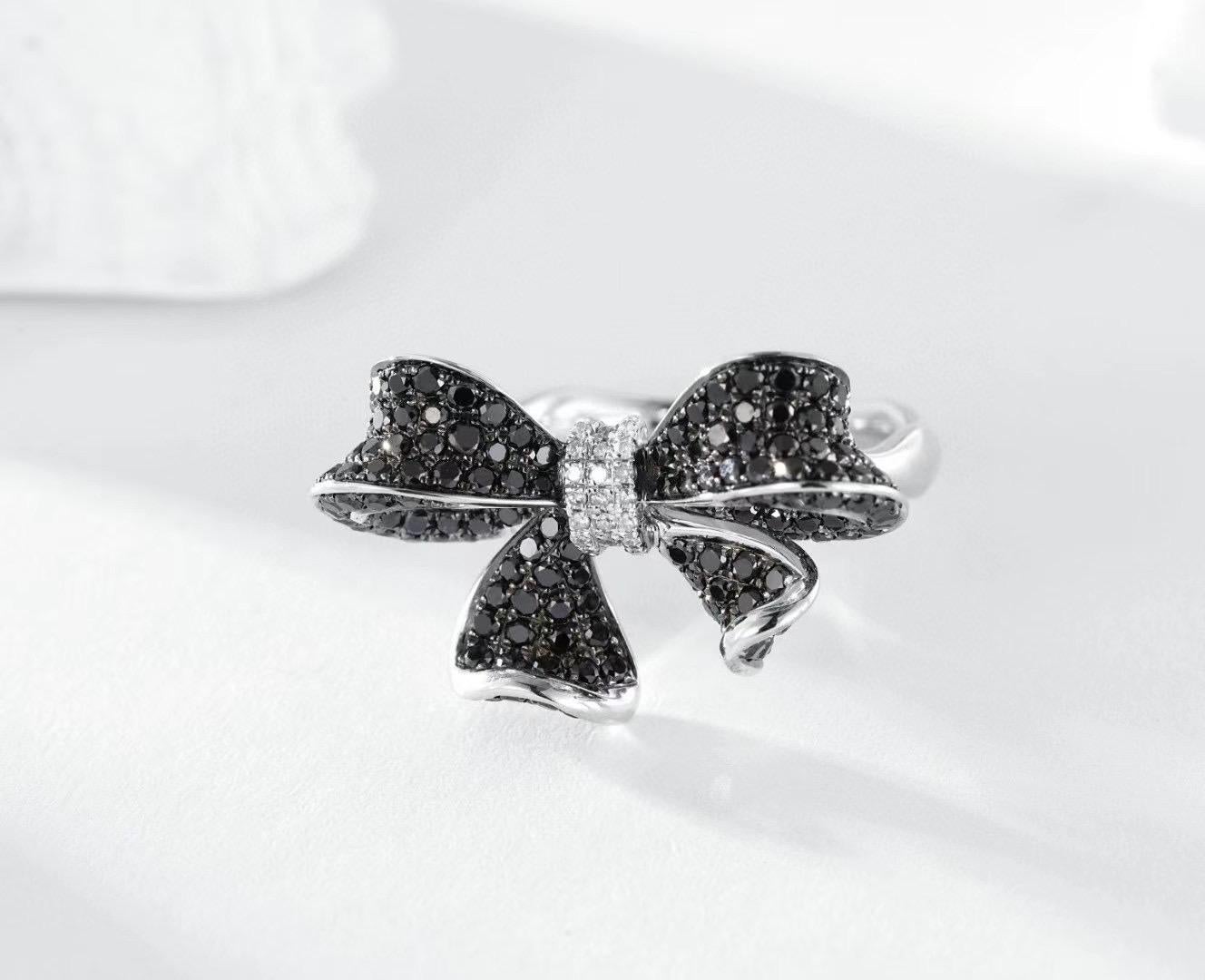 18K White Gold Diamond & Black Diamond Bow-Shaped Ring In New Condition For Sale In Kowloon, HK