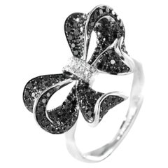 Bow-förmiger Ring aus 18 Karat Weißgold mit Diamanten und schwarzen Diamanten