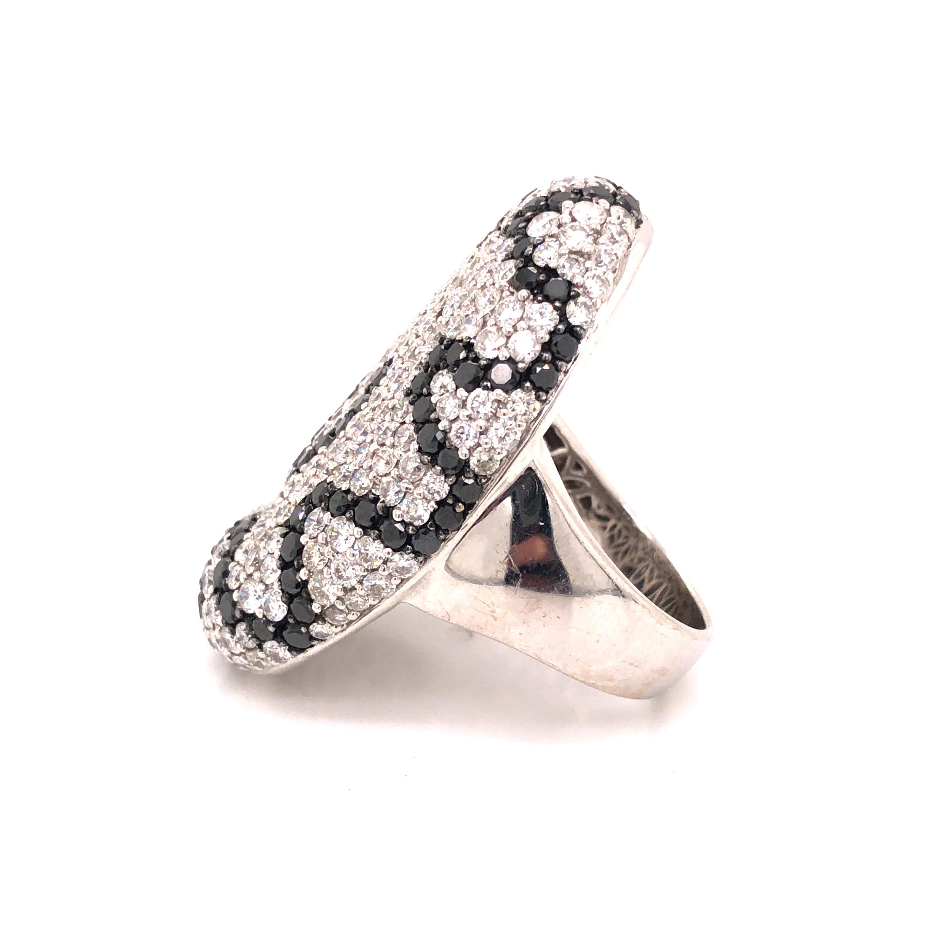 18 Karat White Gold Diamond and Black Diamond Statement Ring In New Condition For Sale In New York, NY
