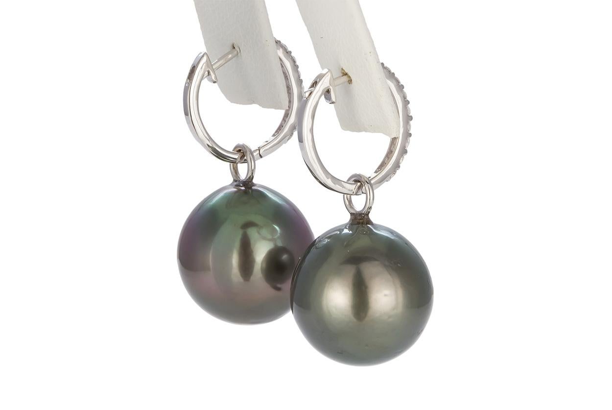 18 Karat White Gold Diamond and Black Tahitian South Sea Pearl Earrings In Excellent Condition In Tustin, CA