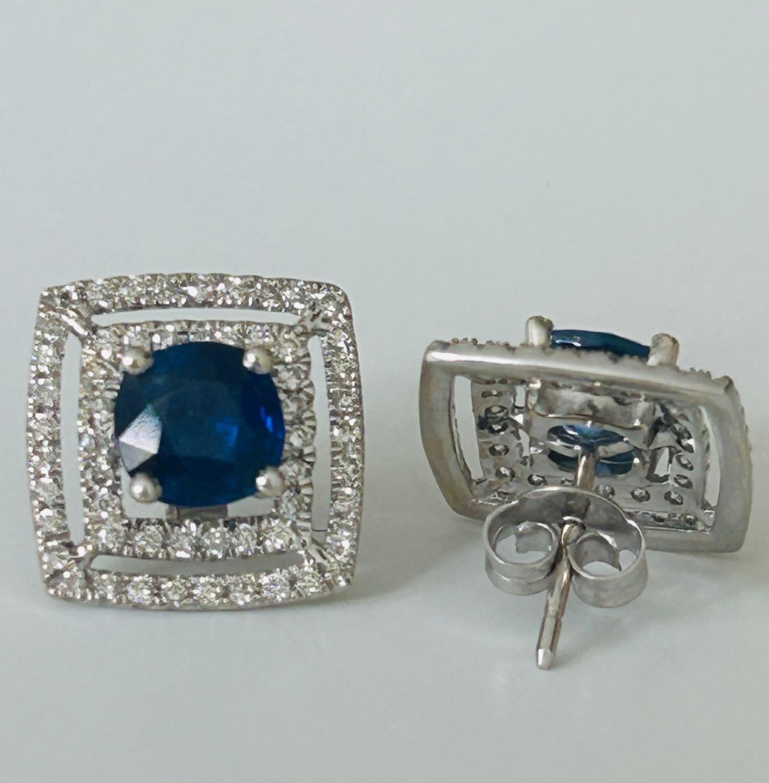 Taille ronde Boucles d'oreilles en or blanc 18K diamant et saphir bleu en vente