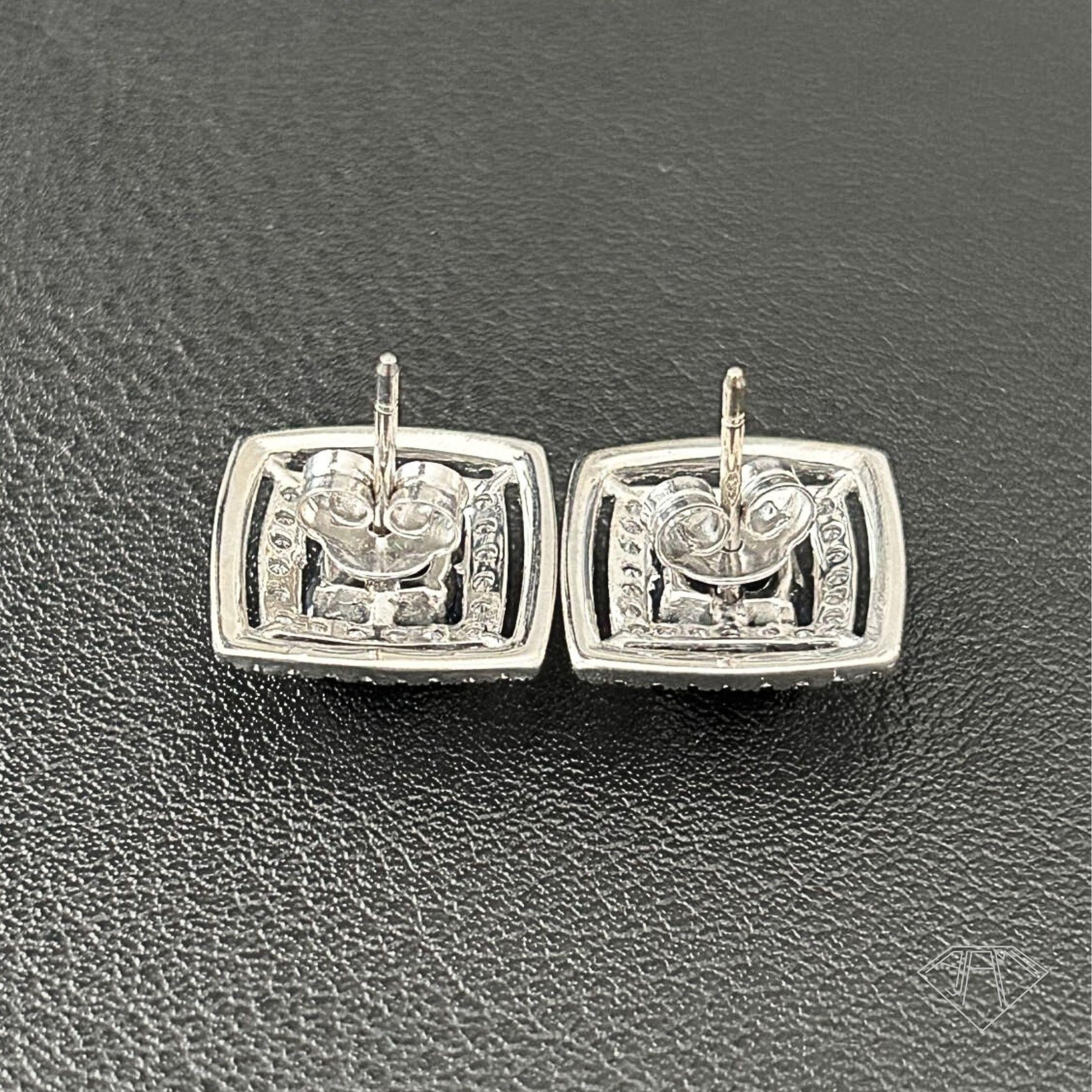 Orecchini con diamanti e zaffiri blu in oro bianco 18 carati In condizioni Nuovo in vendita a Ramat Gan, IL