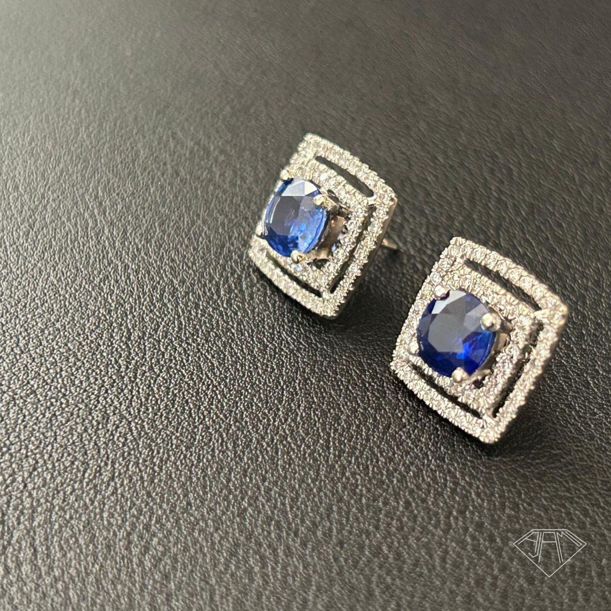 Donna Orecchini con diamanti e zaffiri blu in oro bianco 18 carati in vendita