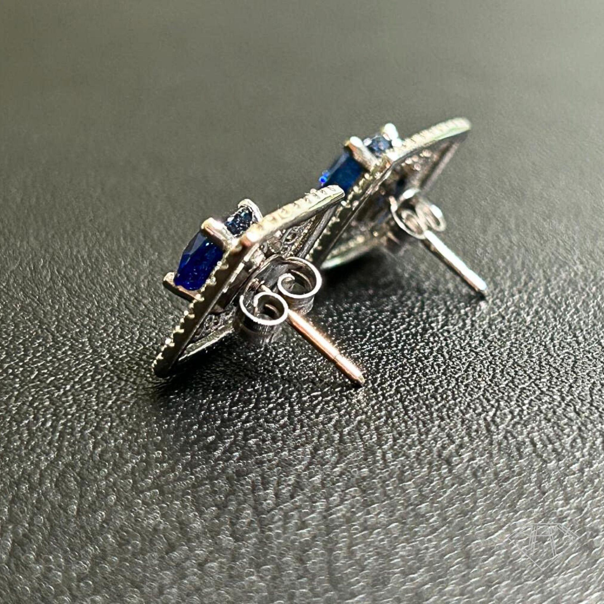 Orecchini con diamanti e zaffiri blu in oro bianco 18 carati in vendita 1