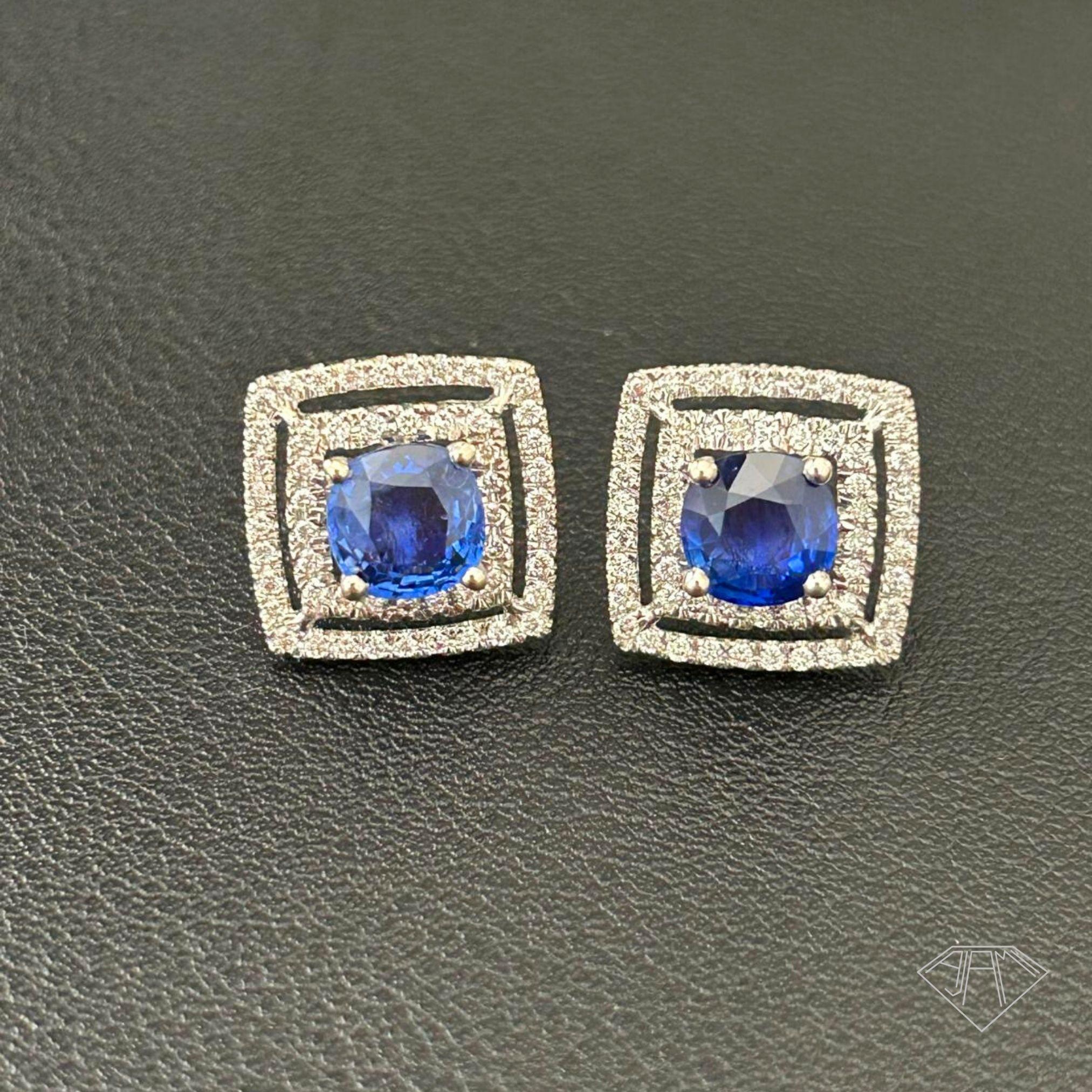 Orecchini con diamanti e zaffiri blu in oro bianco 18 carati in vendita 2