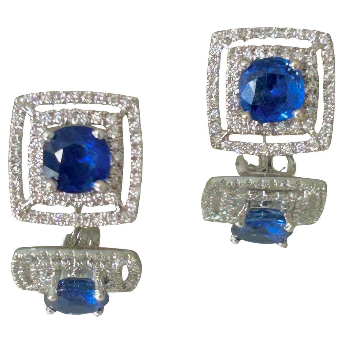 Boucles d'oreilles en or blanc 18K diamant et saphir bleu
Poids total : 3.92 grammes

Élevez votre élégance avec ces superbes boucles d'oreilles réalisées en luxueux or blanc 18 carats. Au centre de chaque pièce brille un saphir bleu vif, totalisant