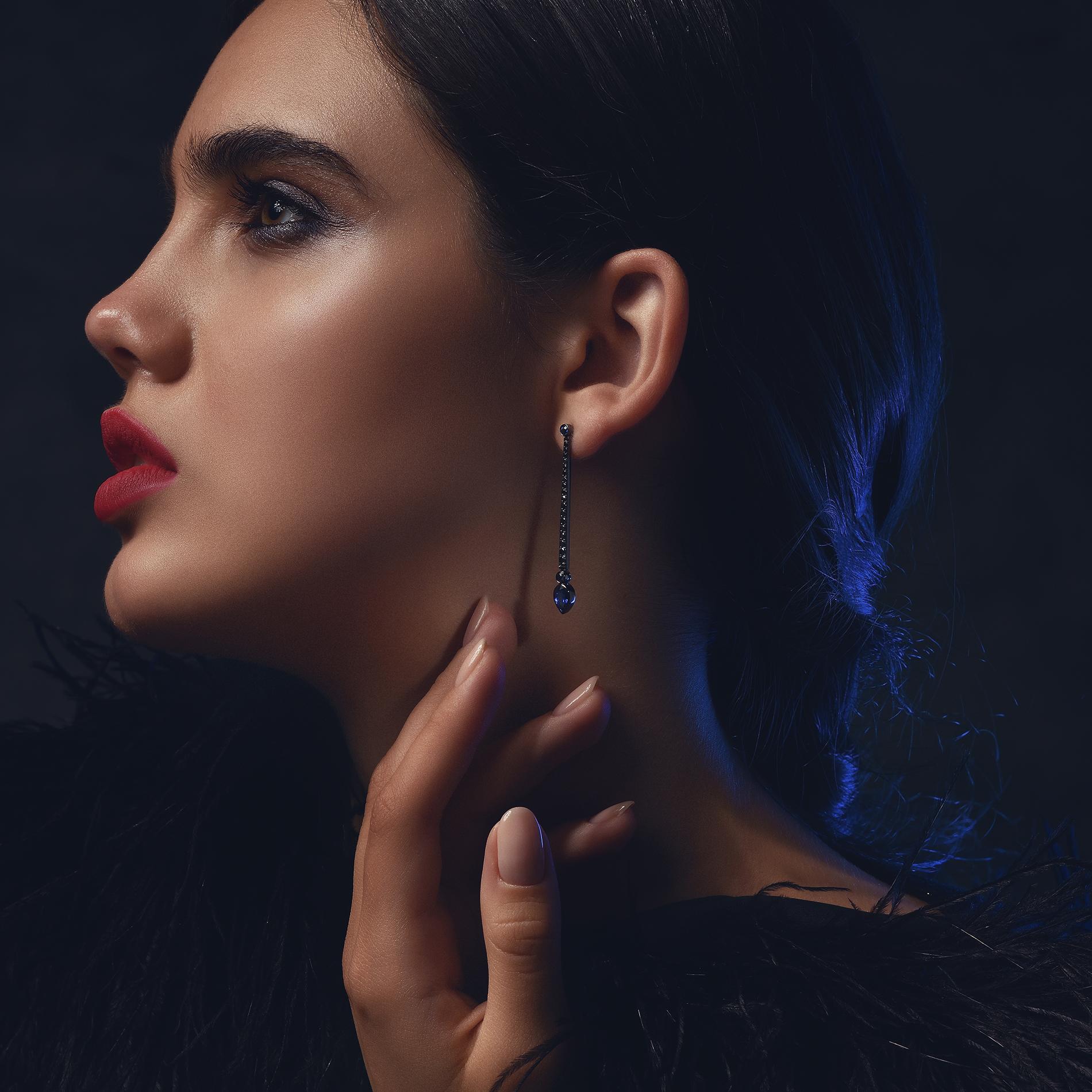 Contemporary Sybarite En Pointe Earrings in White Gold with Diamond & Sapphire For Sale