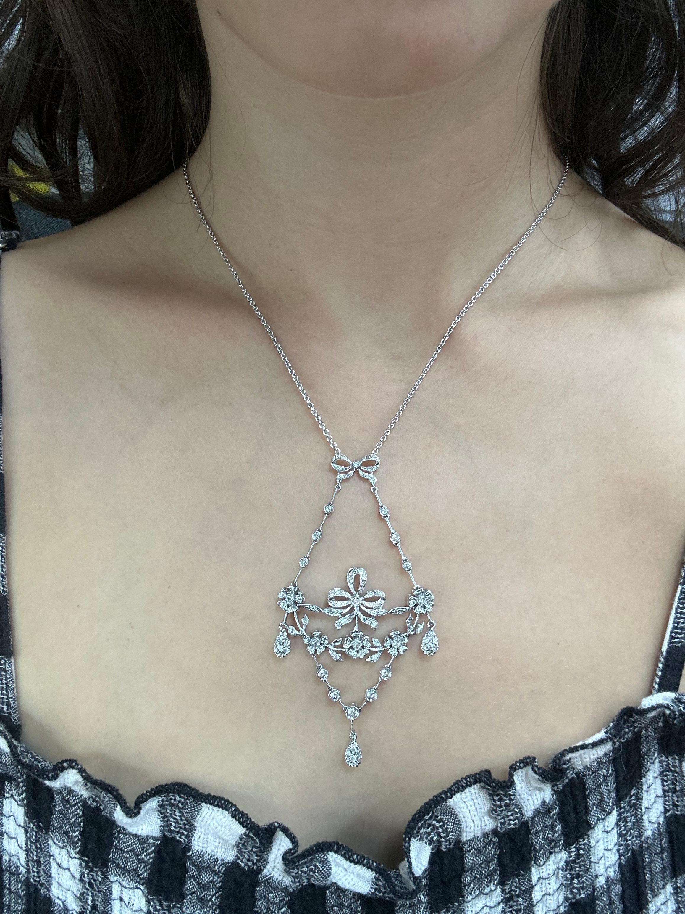 Una interpretación moderna de la elegancia eduardiana, este collar luce intrincados motivos de lazos y delicados detalles florales, todo ello engastado con 1,53 quilates de diamantes. este collar bajo desprende elegancia alrededor del cuello.