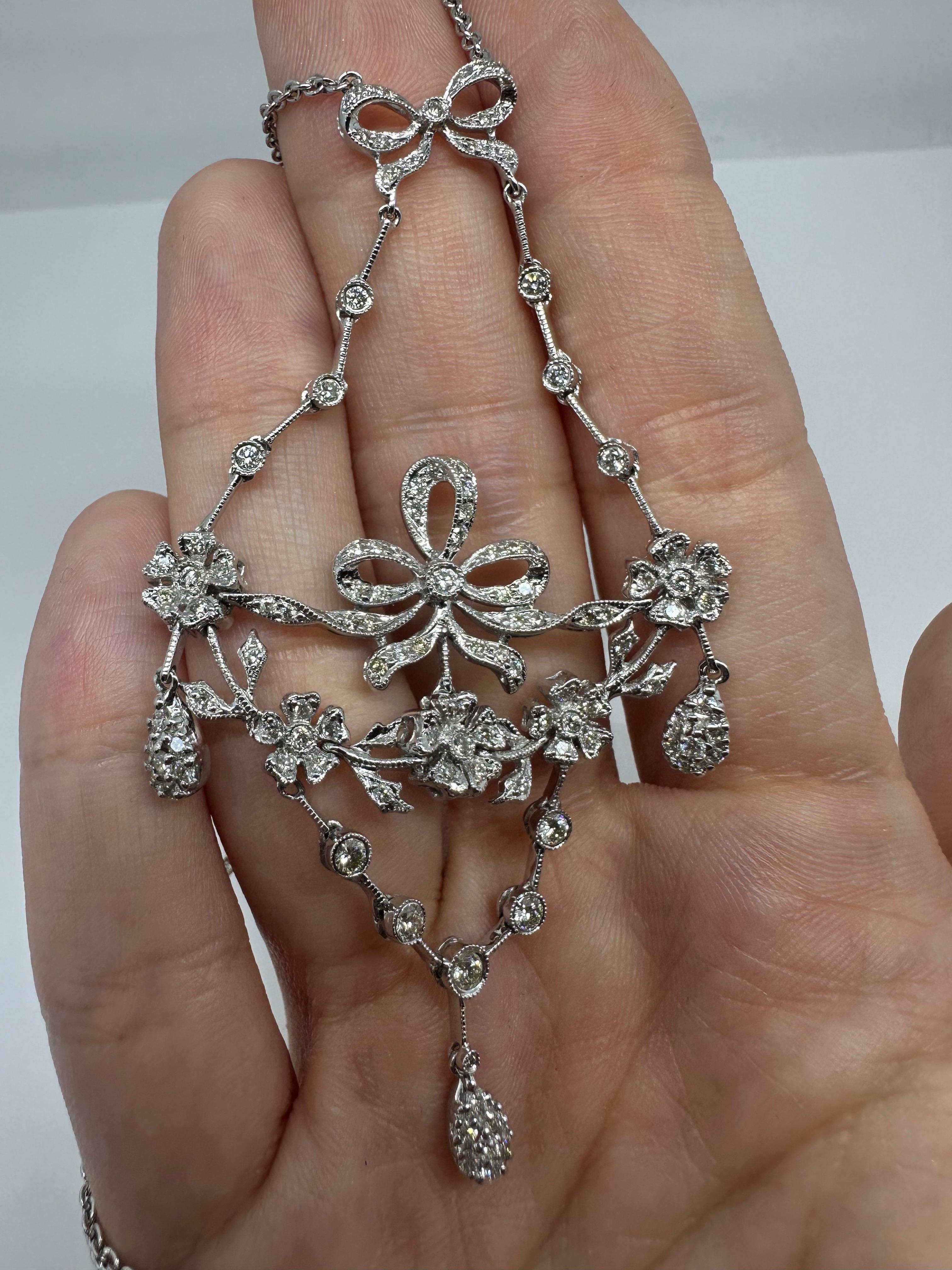 Collar Floral y Arco de Diamantes de Oro Blanco de 18 K Corte redondo en venta