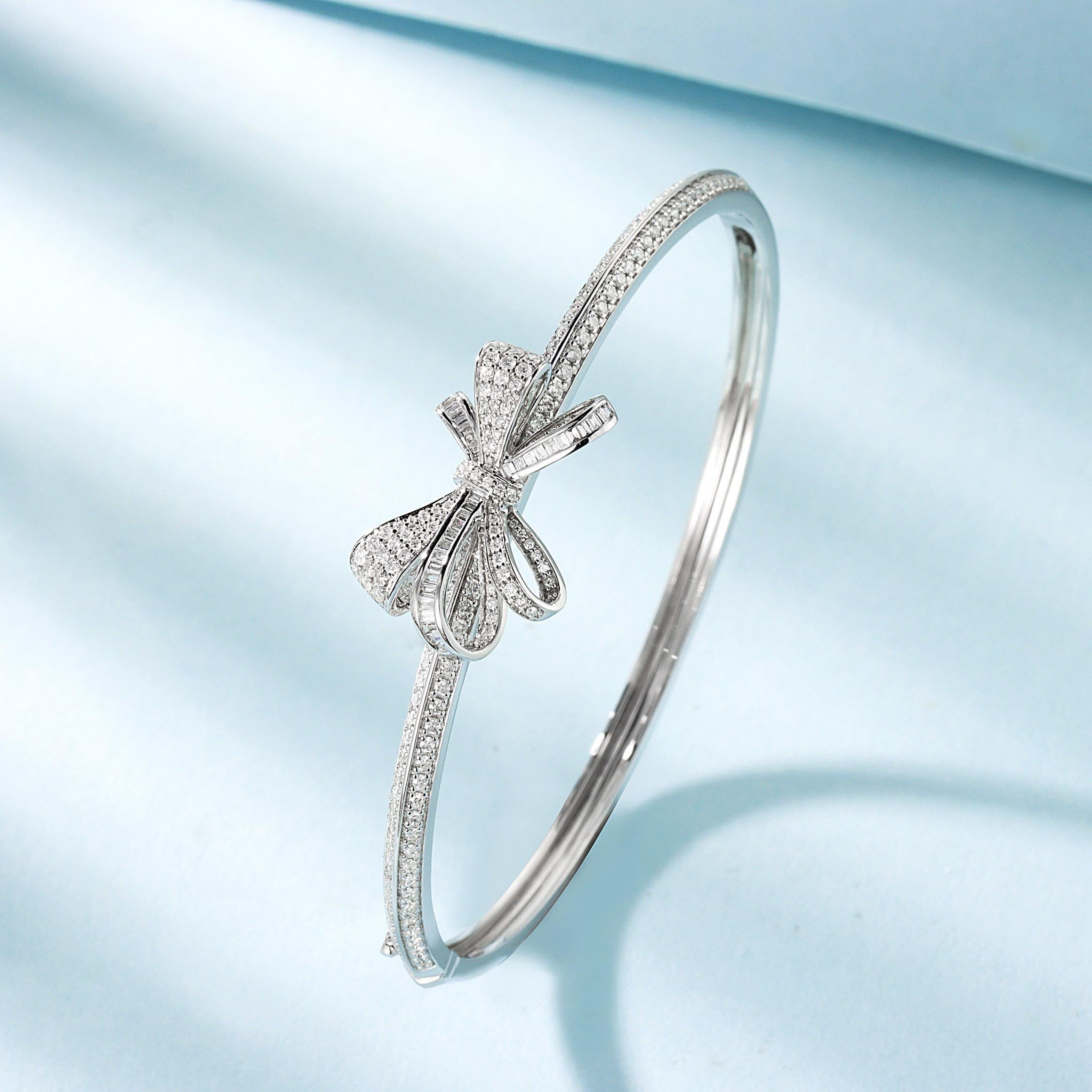 Moderno Bracciale a fiocco con diamanti in oro bianco 18 carati in vendita