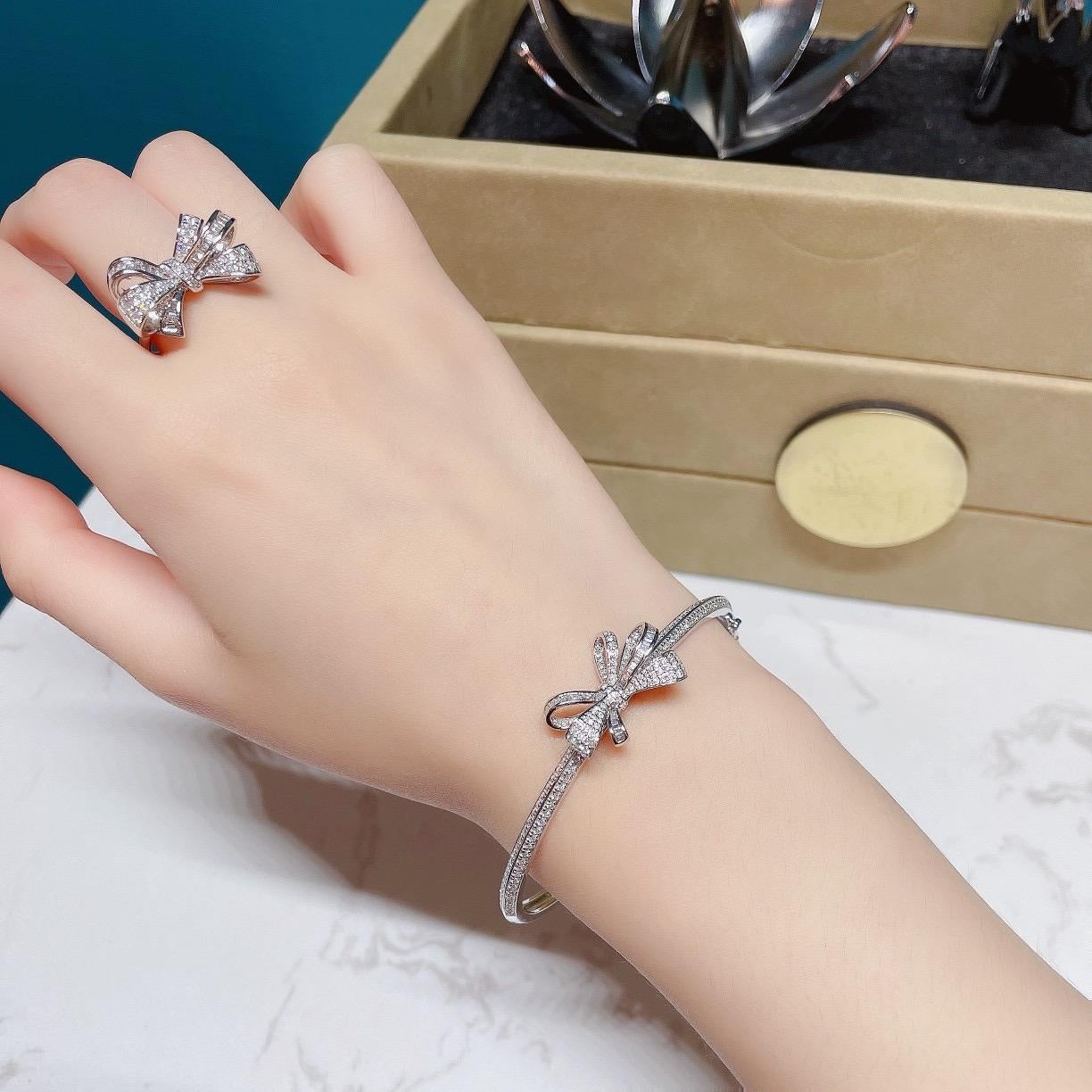 Bracciale a fiocco con diamanti in oro bianco 18 carati In condizioni Nuovo in vendita a Kowloon, HK